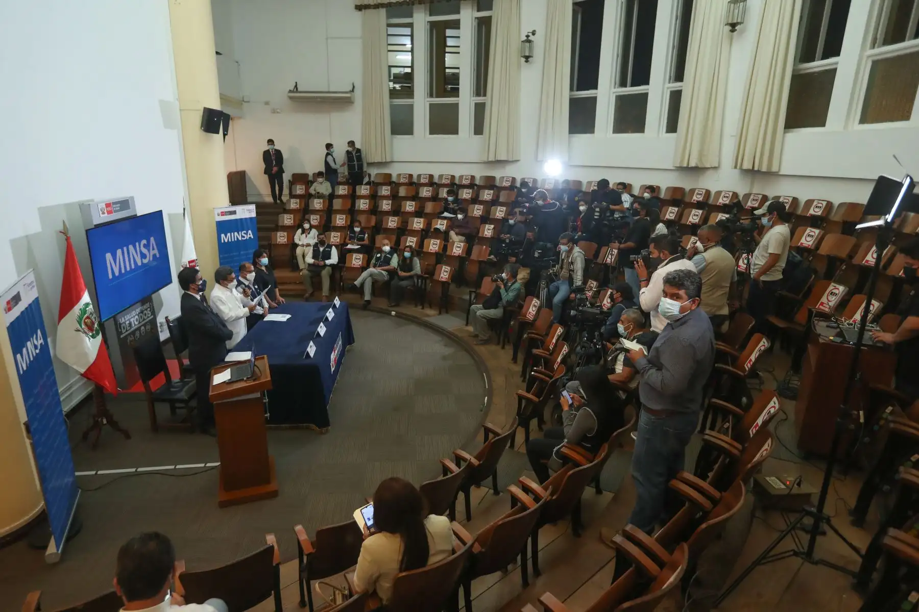 Ministro de Salud, Hernando Cevallos, confirmó que la variante ómicron ya se ha convertido en la predominante en Lima Metropolitana y anunció las nuevas medidas para controlar la tercera ola.
Foto: ANDINA /Carla Patiño