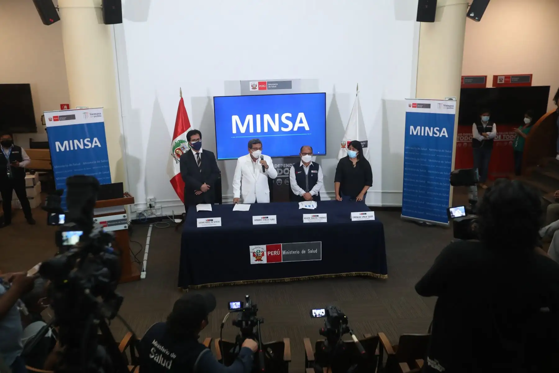 Ministro de Salud, Hernando Cevallos, confirmó que la variante ómicron ya se ha convertido en la predominante en Lima Metropolitana y anunció las nuevas medidas para controlar la tercera ola.
Foto: ANDINA /Carla Patiño