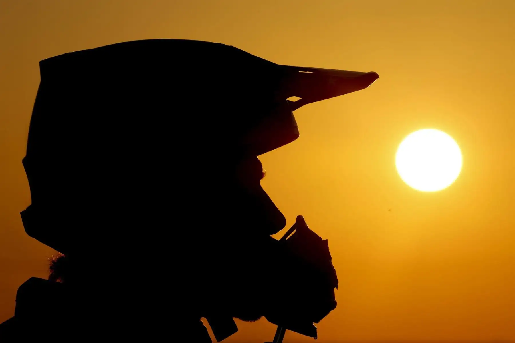 El piloto Ricky Brabec participa hoy, en la cuarta etapa del Rally Dakar 2022 entre Al Qaisumah y Riad. Foto: EFE