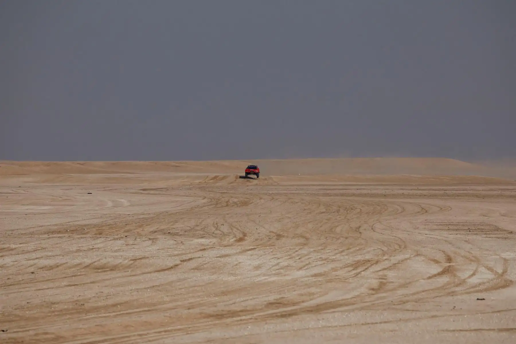 El piloto Nani Roma y su copiloto Alex Haro Bravo durante la cuarta etapa del Rally Dakar 2022 entre Al Qaisumah y Riad. Foto: EFE