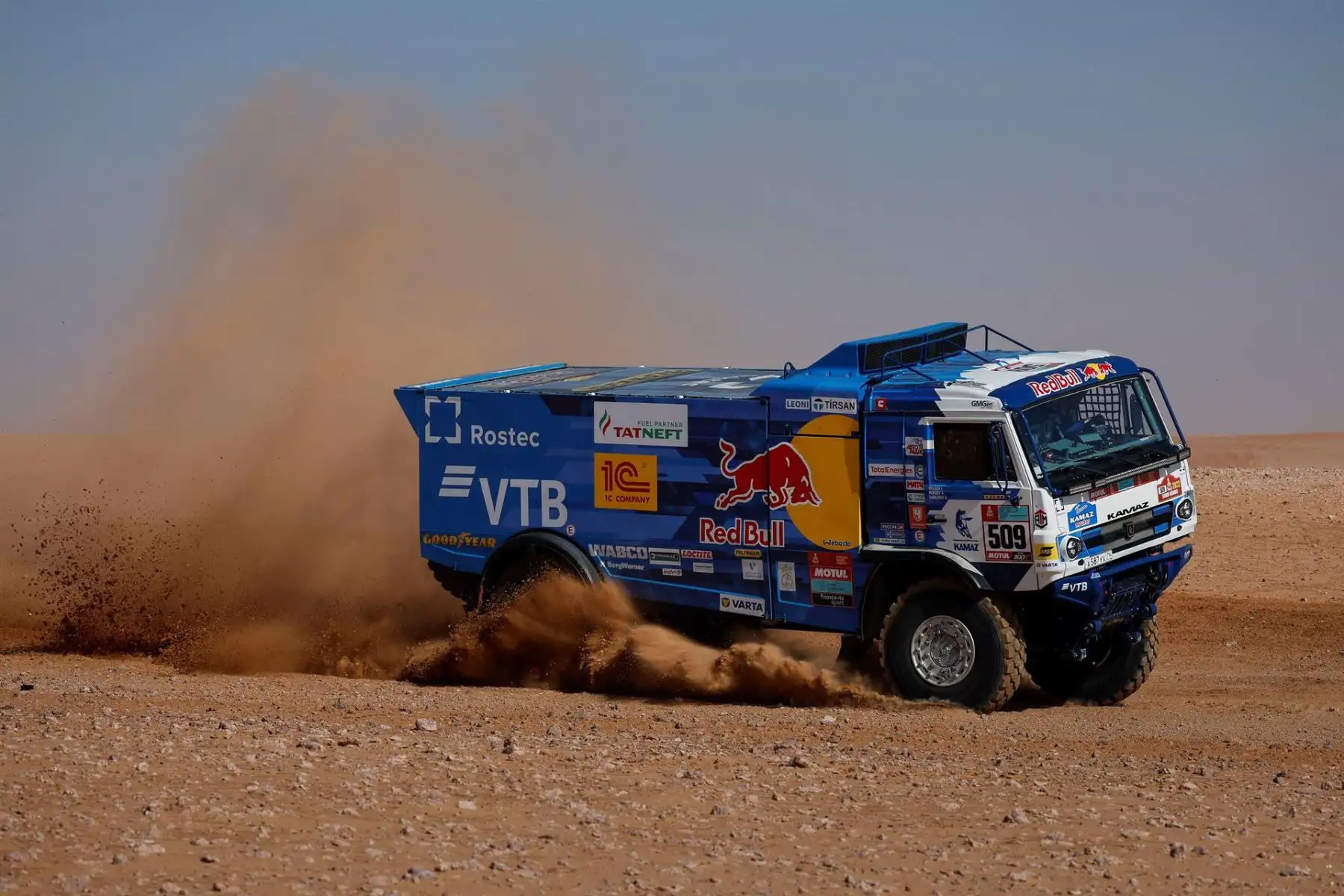 El piloto Andrey Karginov y su copiloto Andrey Mokeev durante la cuarta etapa del Rally Dakar 2022 entre Al Qaisumah y Riad. Foto: EFE