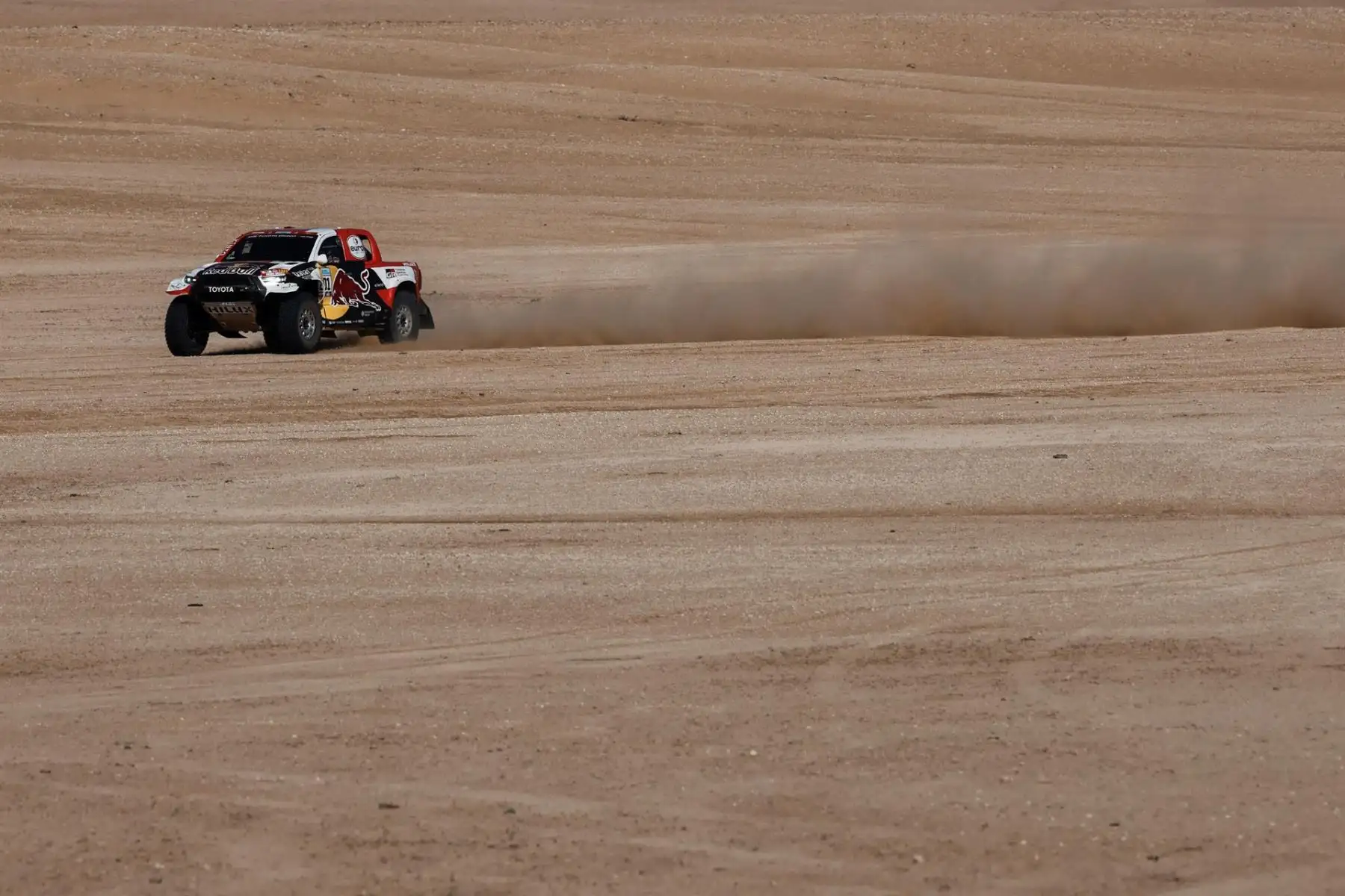 El piloto catarí Nasser Al-Attiya y su copiloto Matthieu Baumel compiten este miércoles en la cuarta etapa del Rally Dakar 2022 entre Al Qaisumah y Riad