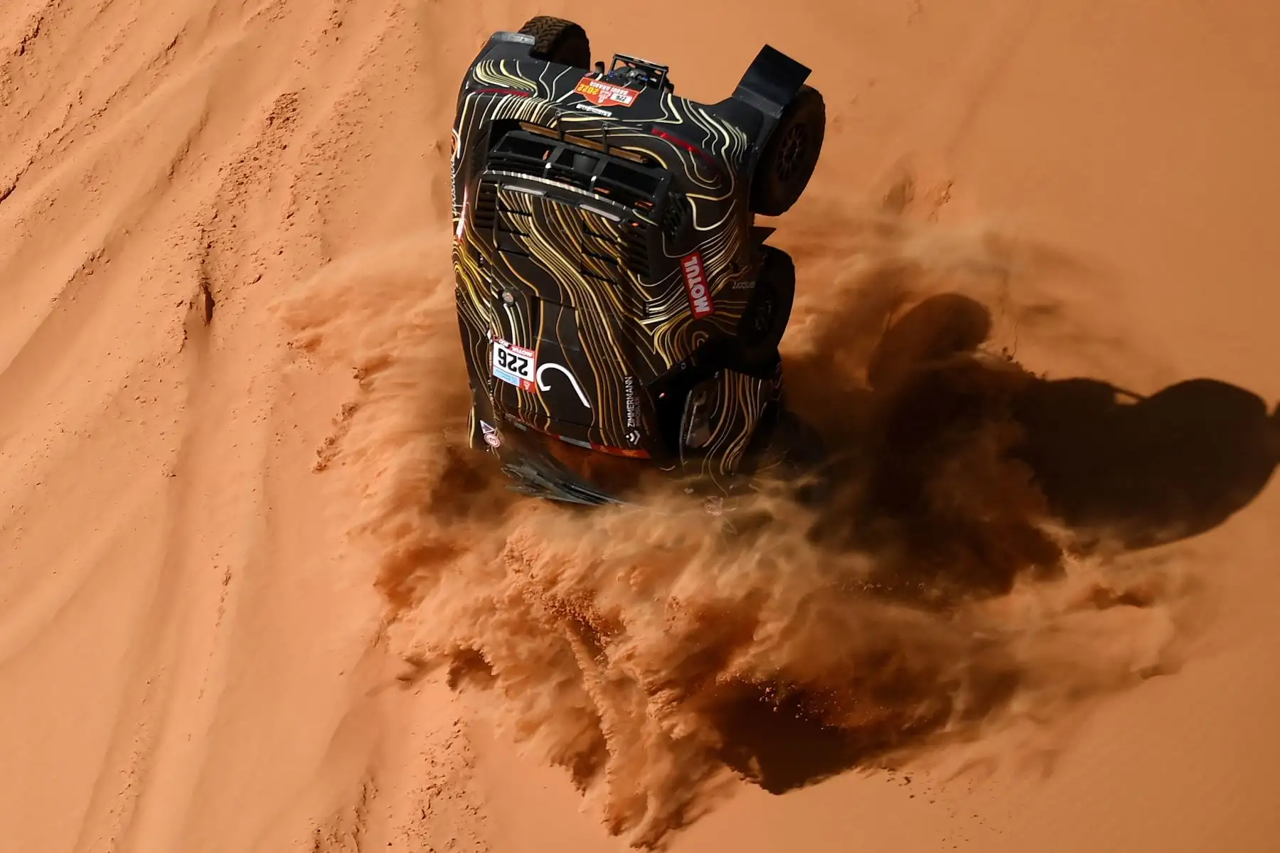 El piloto francés Guerlain Chicherit y el copiloto Alex Winocq chocan su buggy durante la etapa 4 del Dakar 2022 entre al-Qaysumah y Riyadh en Arabia Saudita. Foto: AFP
