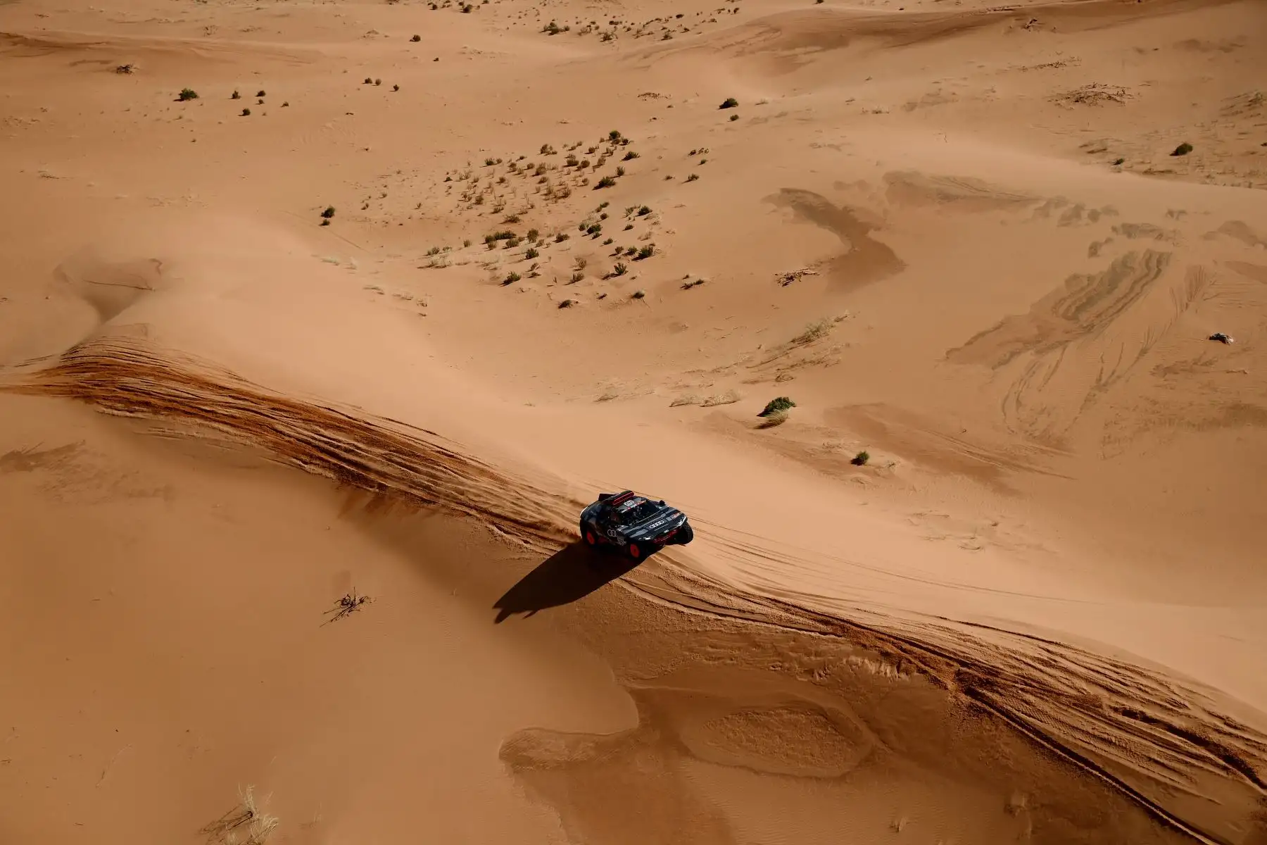 El piloto español Carlos Sainz y su copiloto Lucas Cruz compiten durante la cuarta etapa del Dakar 2022 entre al-Qaysumah y Riyadh en Arabia Saudita. Foto: AFP