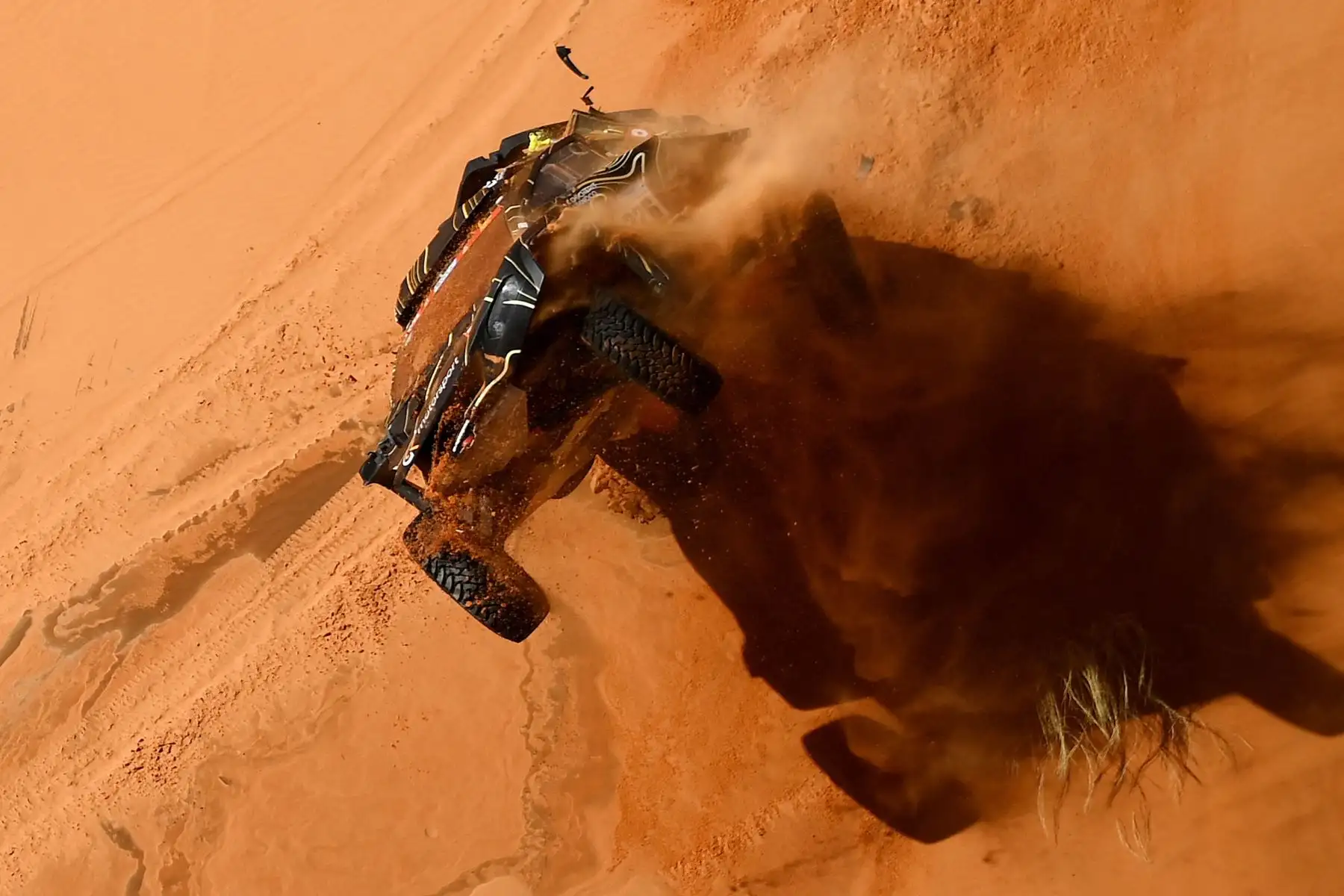 El piloto francés Guerlain Chicherit y el copiloto Alex Winocq chocan su buggy durante la etapa 4 del Dakar 2022 entre al-Qaysumah y Riyadh en Arabia Saudita. Foto: AFP