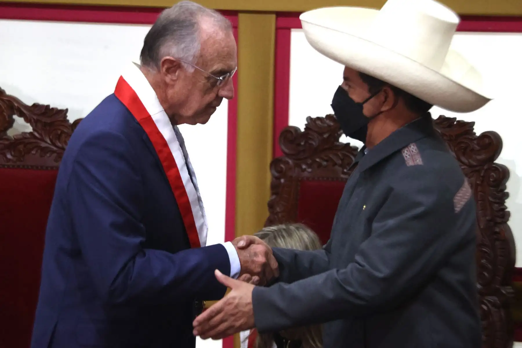 El presidente Pedro Castillo, saluda al nuevo presidente del Tribunal Constitucional, Augusto Ferrero Costa. Foto: ANDINA/ Jhonel Rodríguez