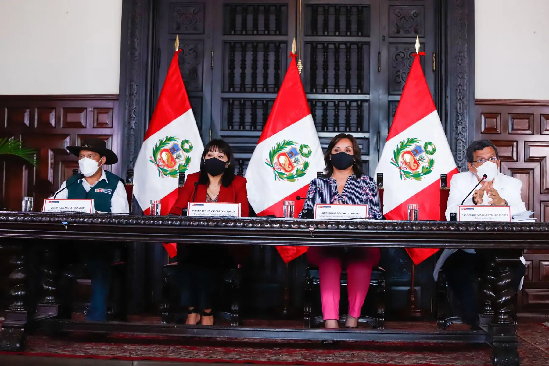 La titular de la PCM, Mirtha Vásquez, junto a ministros de Estado, dan a conocer los acuerdos del Consejo de Ministros frente a la tercera ola de la pandemia. Foto: ANDINA/ PCM