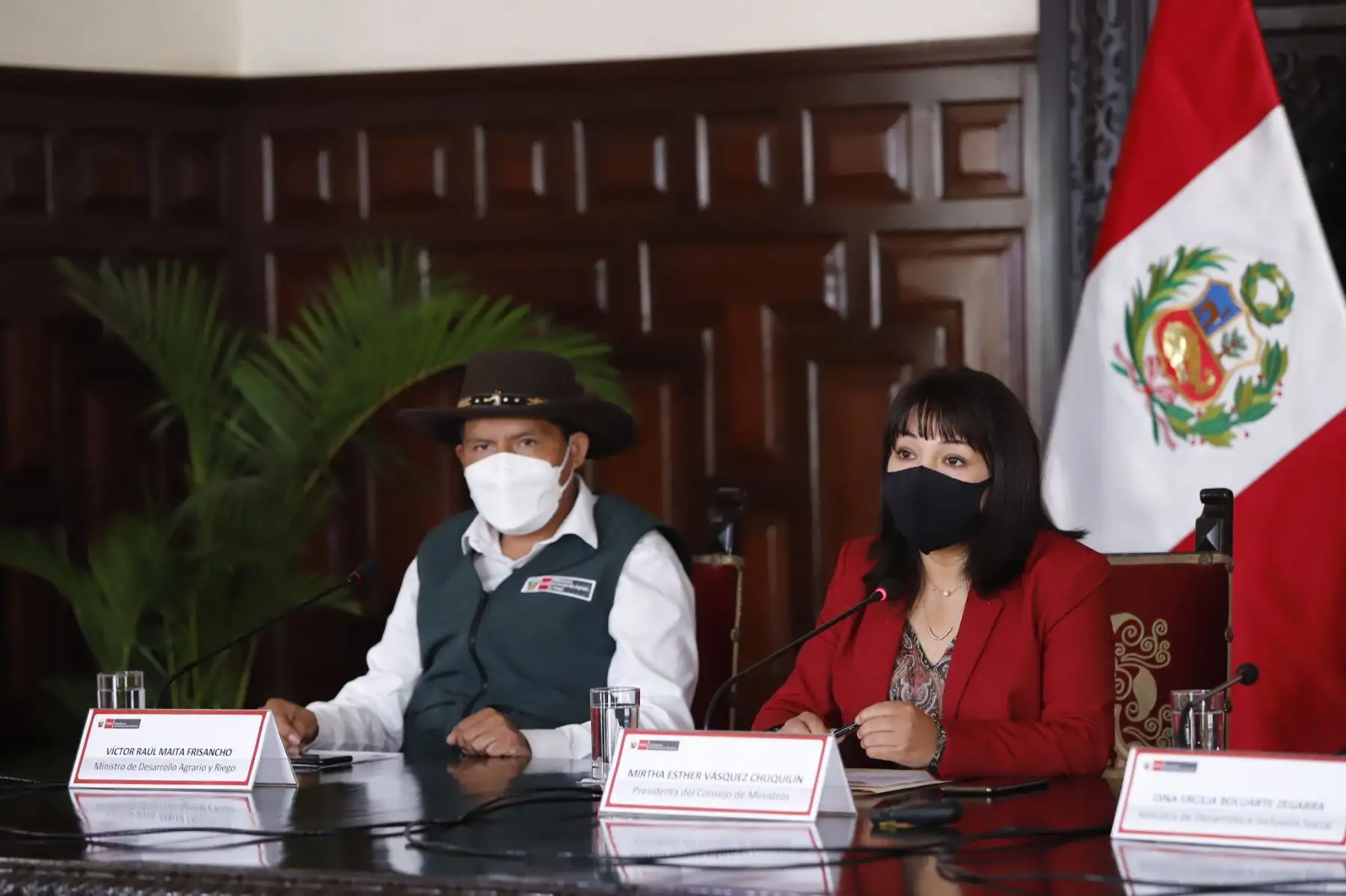 La titular de la PCM, Mirtha Vásquez junto al Ministro de Desarrollo Agrario y Riego, Víctor Maita Frisanch, dan a conocer los acuerdos del Consejo de Ministros frente a la tercera ola de la pandemia. Foto: ANDINA/ PCM