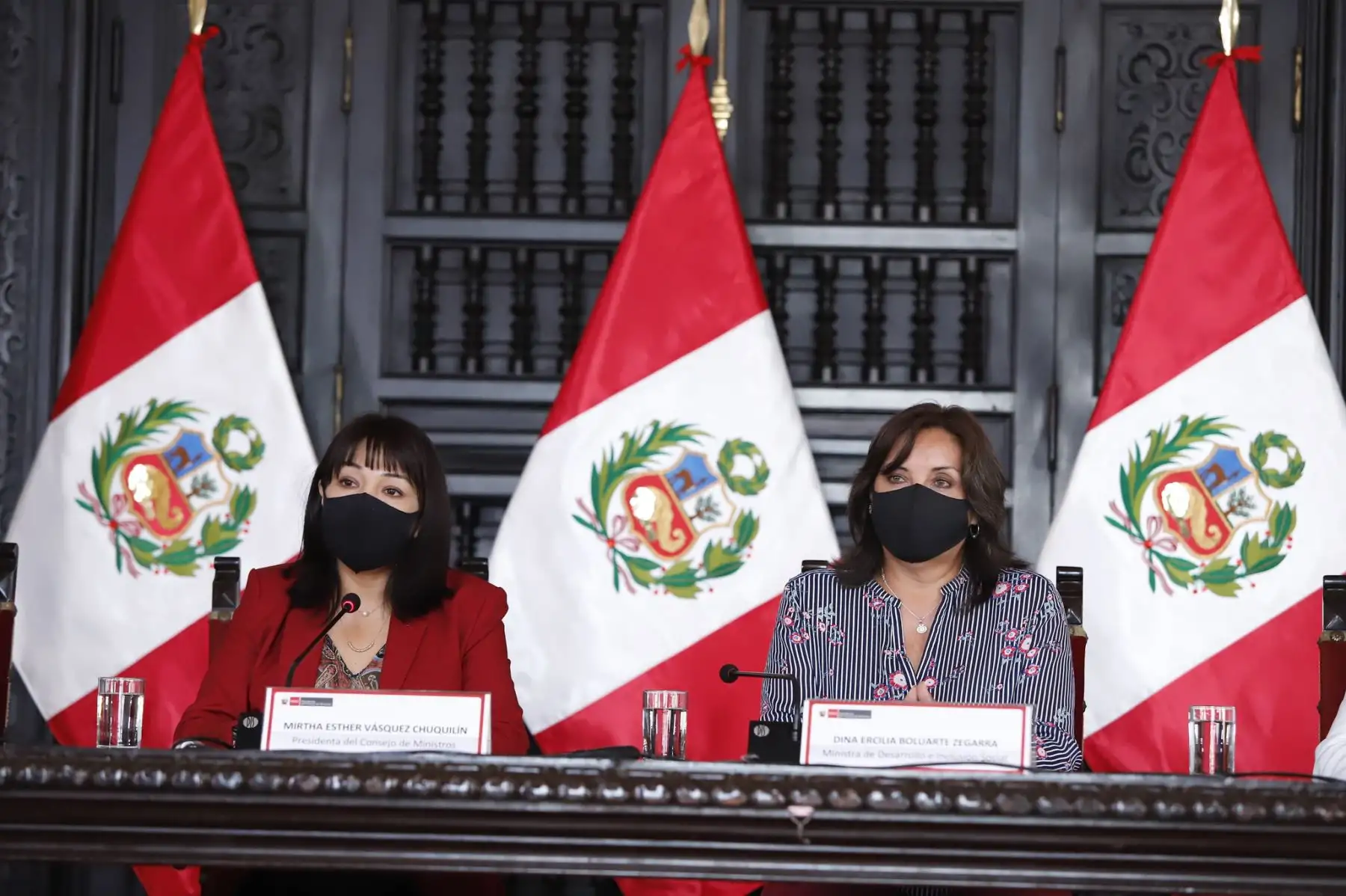 La titular de la PCM, Mirtha Vásquez junto a la ministra de Desarrollo e Inclusión Social, Dina Boluarte, dan a conocer los acuerdos del Consejo de Ministros frente a la tercera ola de la pandemia. Foto: ANDINA/ PCM
