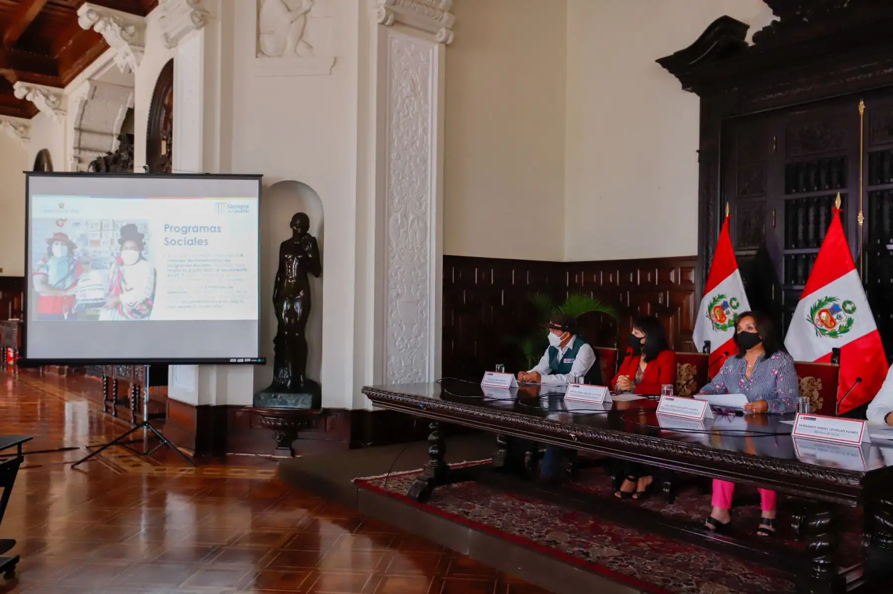 La titular de la PCM, Mirtha Vásquez, junto a ministros de Estado, dan a conocer los acuerdos del Consejo de Ministros frente a la tercera ola de la pandemia. Foto: ANDINA/ PCM