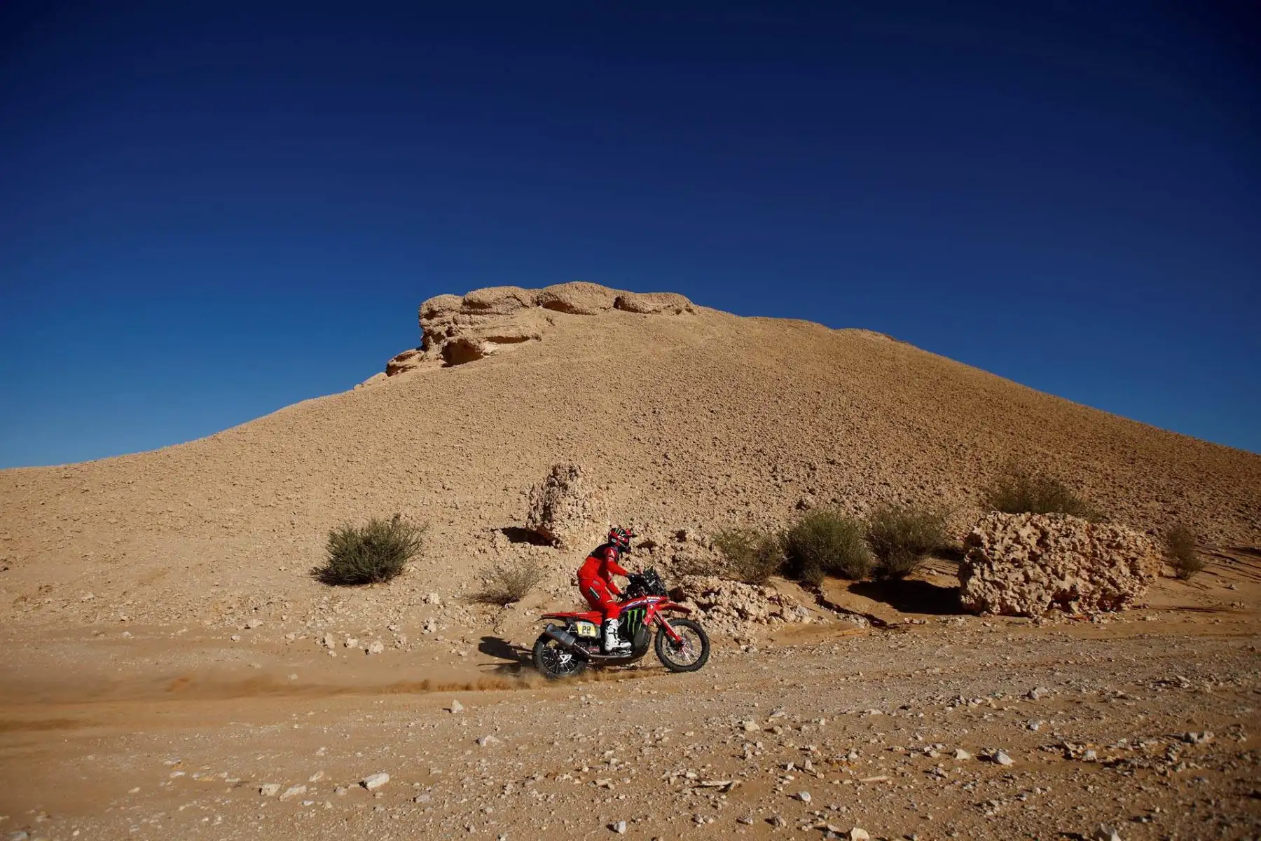 El piloto español Joan Barreda Bort de Monster Energy Honda Team 2022 en acción durante la etapa 5 del Rally Dakar 2022 entre Riyadh y Riyadh, en Arabia Saudita. Foto: EFE