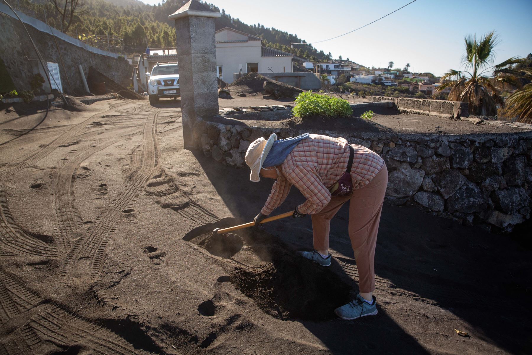 Los vecinos de La Palma vuelven a sus casas en medio de un mar de ceniza