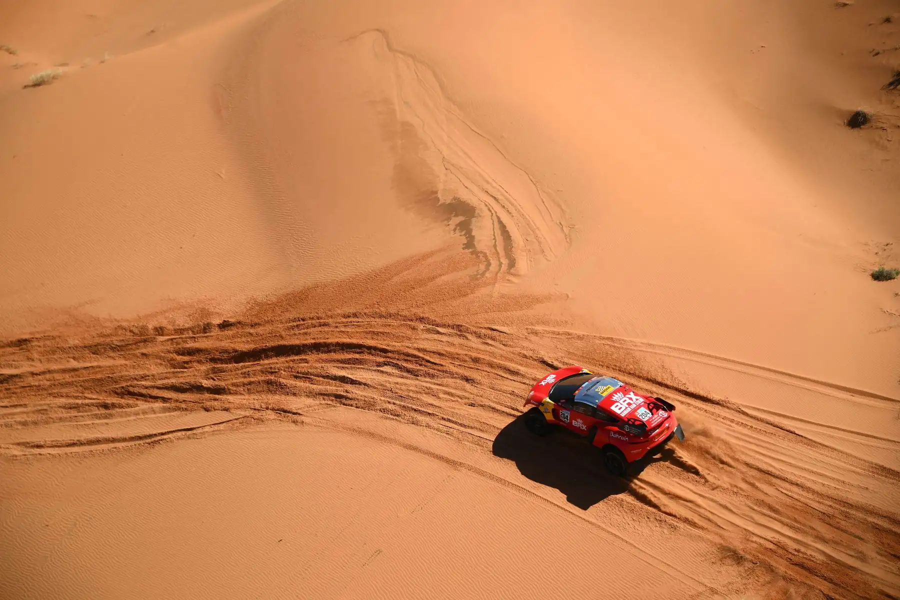 El piloto sueco Mattias Ekstrom y su copiloto Emil Bergkvist conducen su vehículo eléctrico Audi durante la etapa 5 del Dakar 2022. Foto: AFP