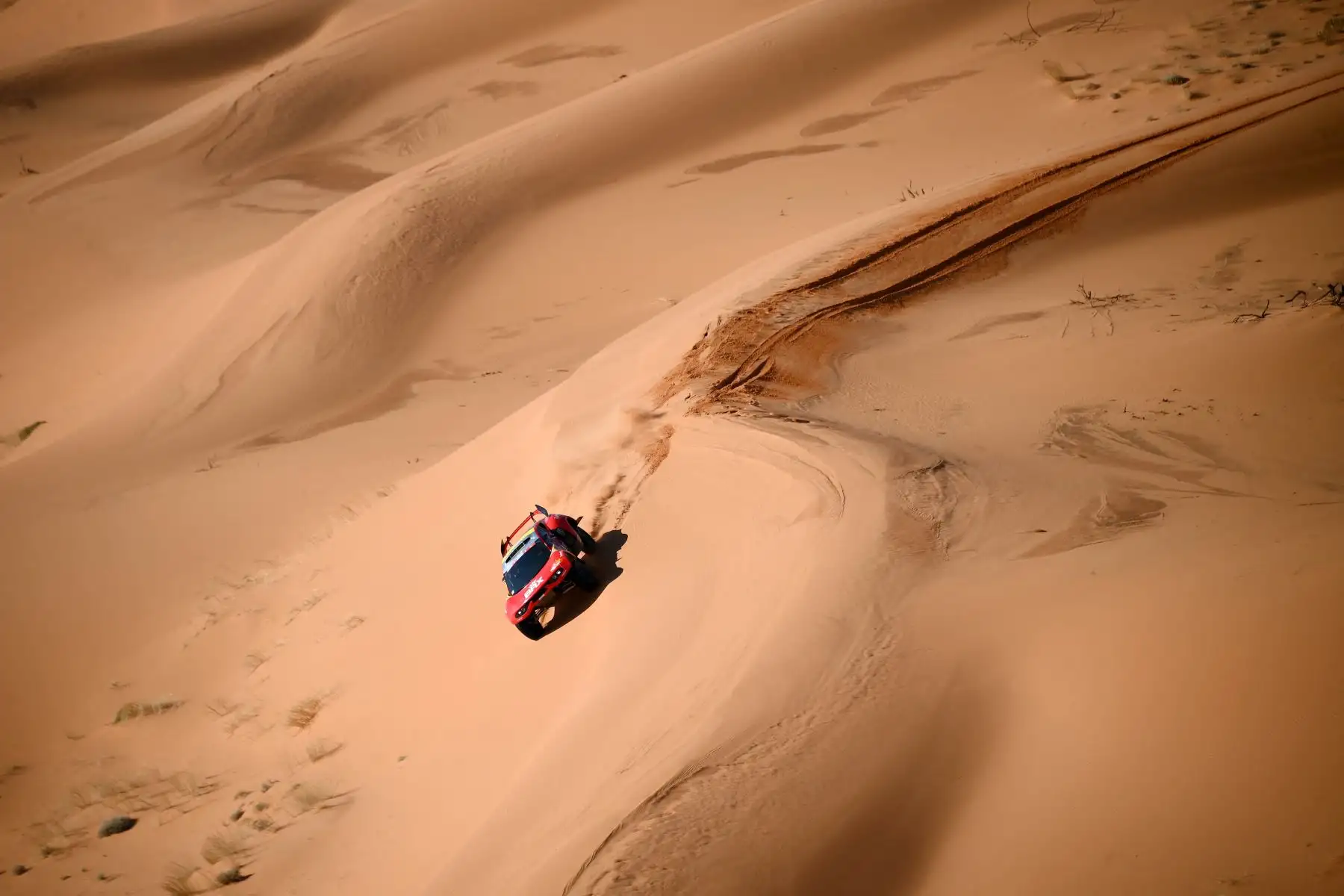 El piloto francés Sebastien Loeb y el copiloto Fabian Lurquin de Bélgica compiten durante la etapa 5 del Dakar 2022 alrededor de Riad en Arabia Saudita. Foto: AFP