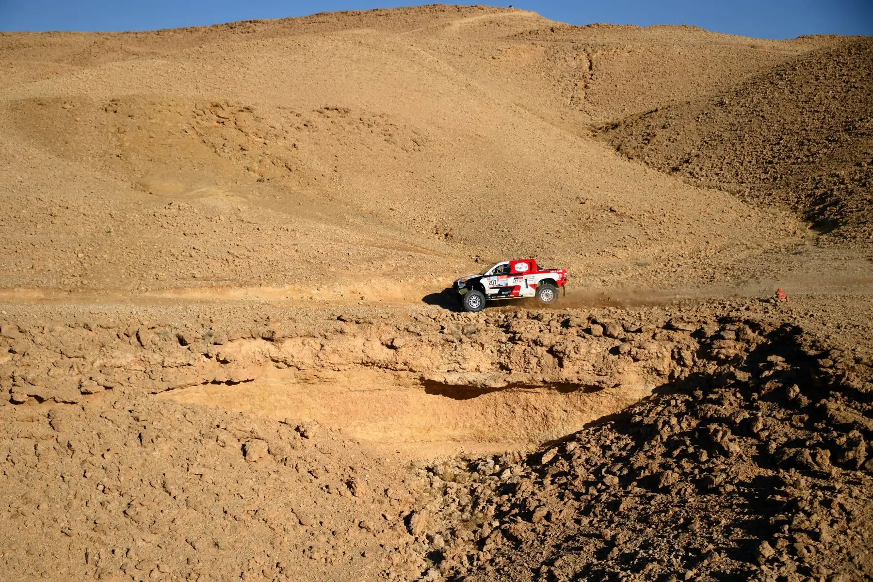 El piloto de Toyota, Giniel De Villiers de Sudáfrica y su copiloto Dennis Murphy de Sudáfrica compiten durante la etapa 5 del Dakar 2022 alrededor de Riad en Arabia Saudita. Foto: AFP
