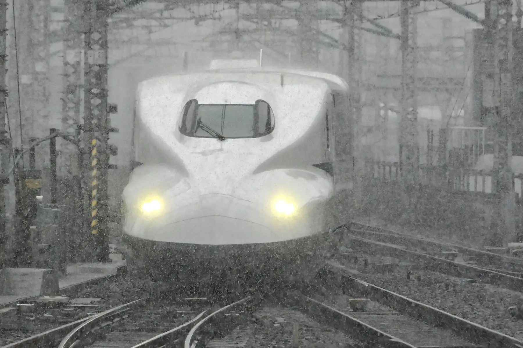 Un tren bala Shinkansen llega a la estación de Tokio bajo la nieve. Foto: AFP
