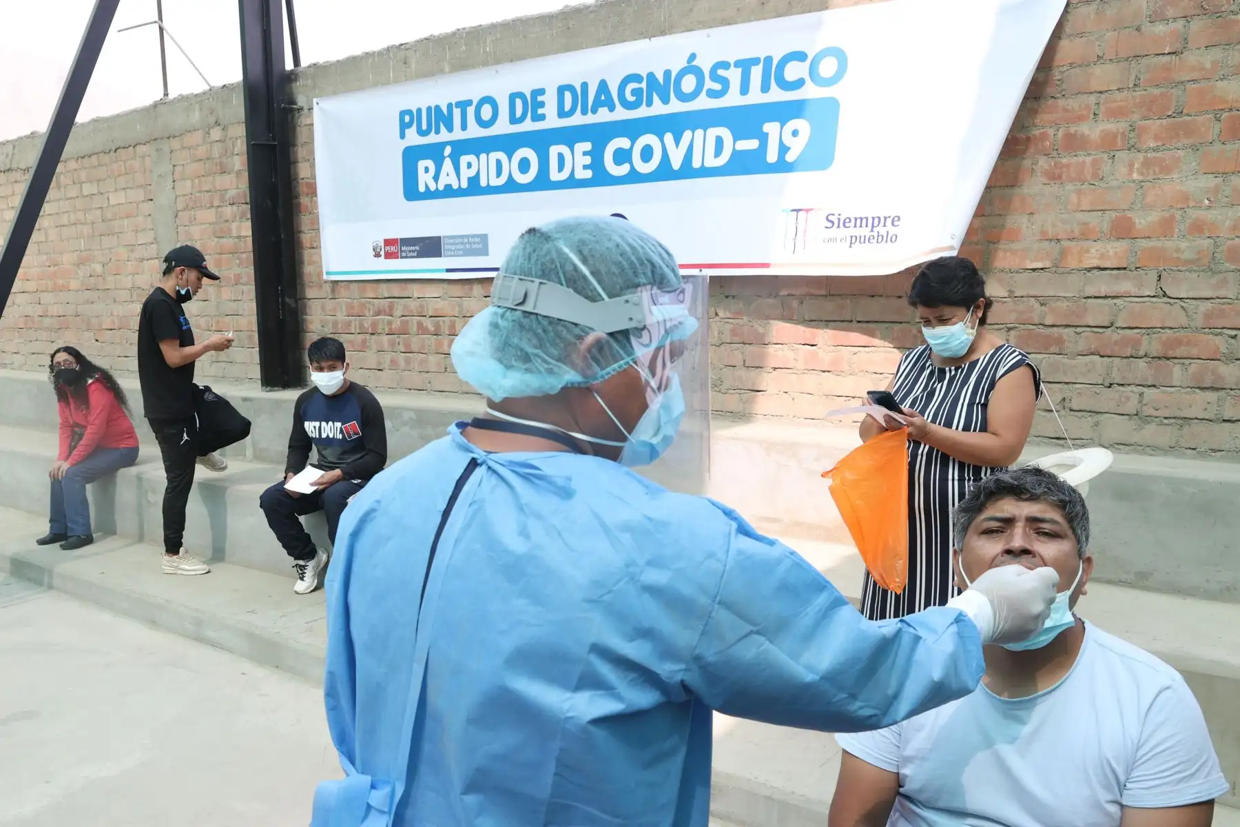 Este tipo de acciones forman parte del Plan de Tercera Ola por COVID-19, con el objetivo de reforzar las estrategias para realizar un diagnóstico rápido oportuno y confiable de la enfermedad en la jurisdicción. Foto: ANDINA/ Vidal Tarqui
