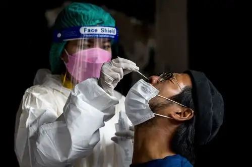 Los expertos de la OMS insistieron en que sigue siendo crucial extender la vacunación. Foto: AFP.