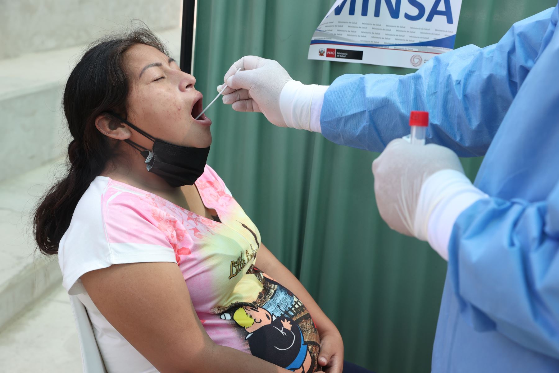 Minsa acerca pruebas moleculares y vacunación contra la COVID-19 a la población de Huaycán