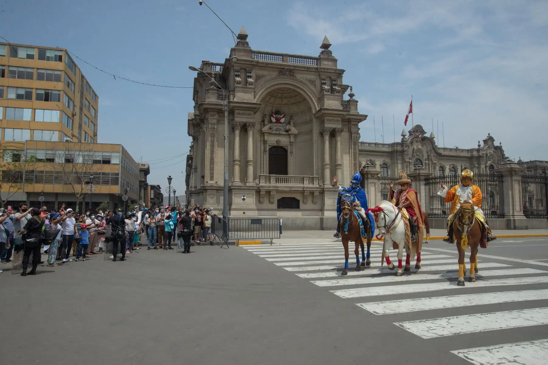 Gaspar, Melchor y Baltasar llegaron en caballo hasta el Palacio Municipal donde entregaron obsequios. Con este acto, comuna capitalina puso fin a las actividades por Navidad y Año Nuevo. Foto: ANDINA/ Carla Patiño