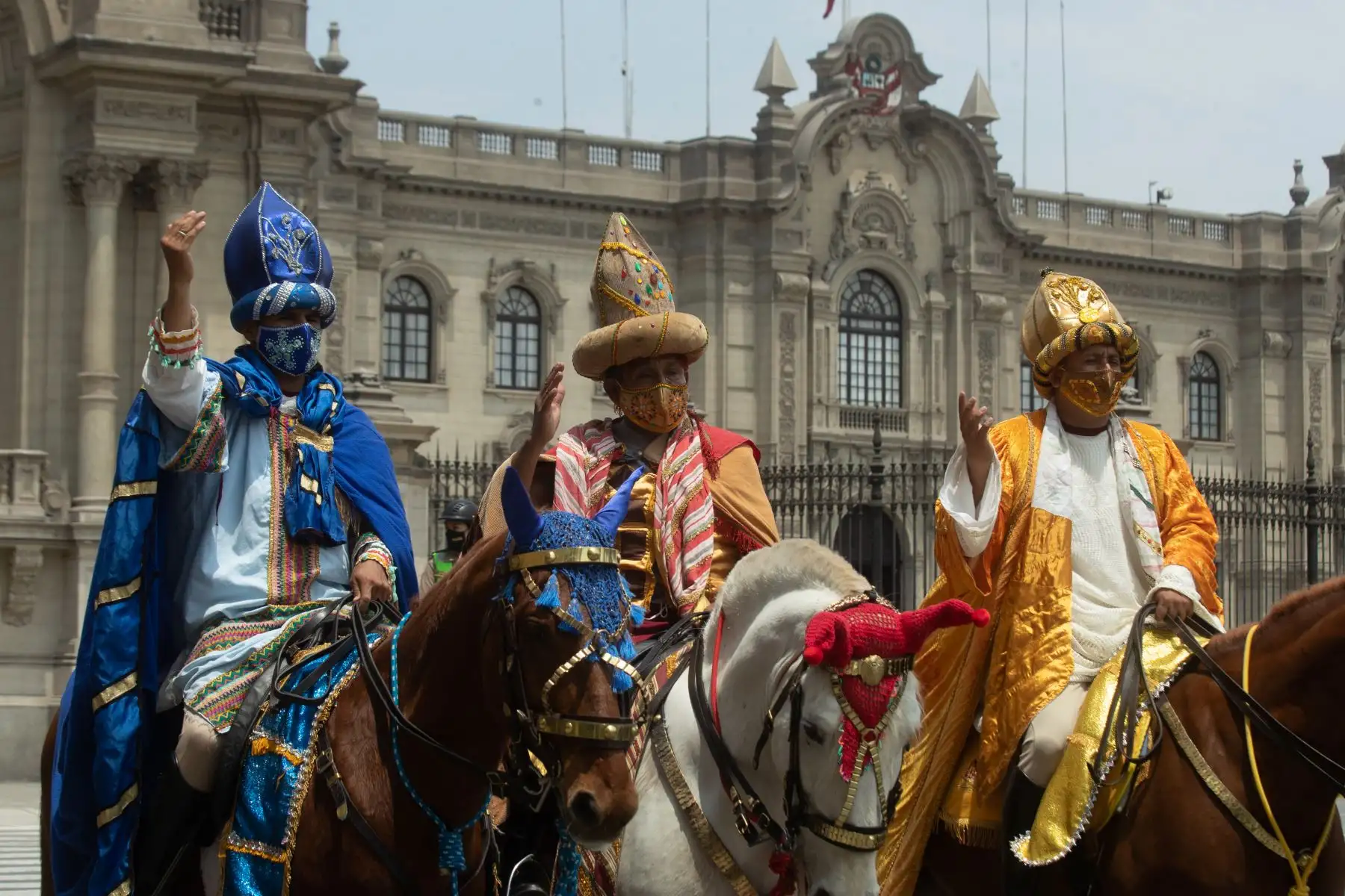 Gaspar, Melchor y Baltasar llegaron en caballo hasta el Palacio Municipal donde entregaron obsequios. Con este acto, comuna capitalina puso fin a las actividades por Navidad y Año Nuevo. Foto: ANDINA/ Carla Patiño