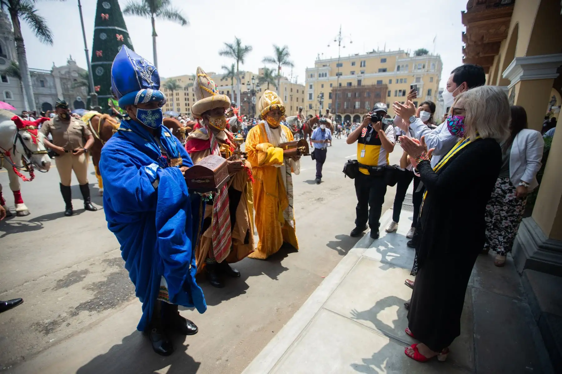 Los personajes, representados por efectivos de la Policía Nacional del Perú, llegaron en sus caballos y vestidos con los tradicionales trajes. Ellos brindaron un mensaje de paz y dejaron sus ofrendas, como un pequeño homenaje al niño Jesús. Foto: ANDINA/ Carla Patiño