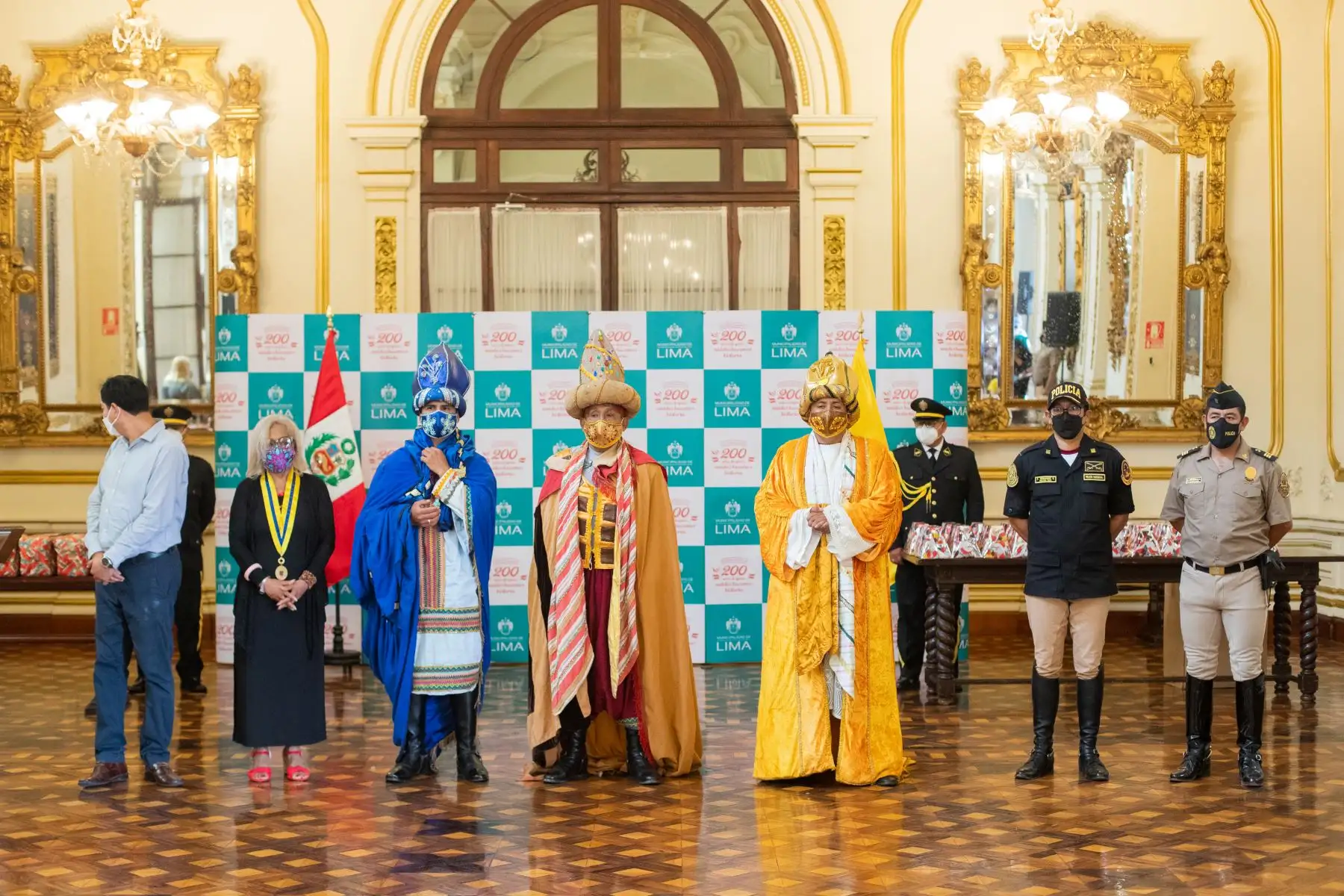Los personajes, representados por efectivos de la Policía Nacional del Perú, llegaron en sus caballos y vestidos con los tradicionales trajes. Ellos brindaron un mensaje de paz y dejaron sus ofrendas, como un pequeño homenaje al niño Jesús. Foto: ANDINA/ Carla Patiño