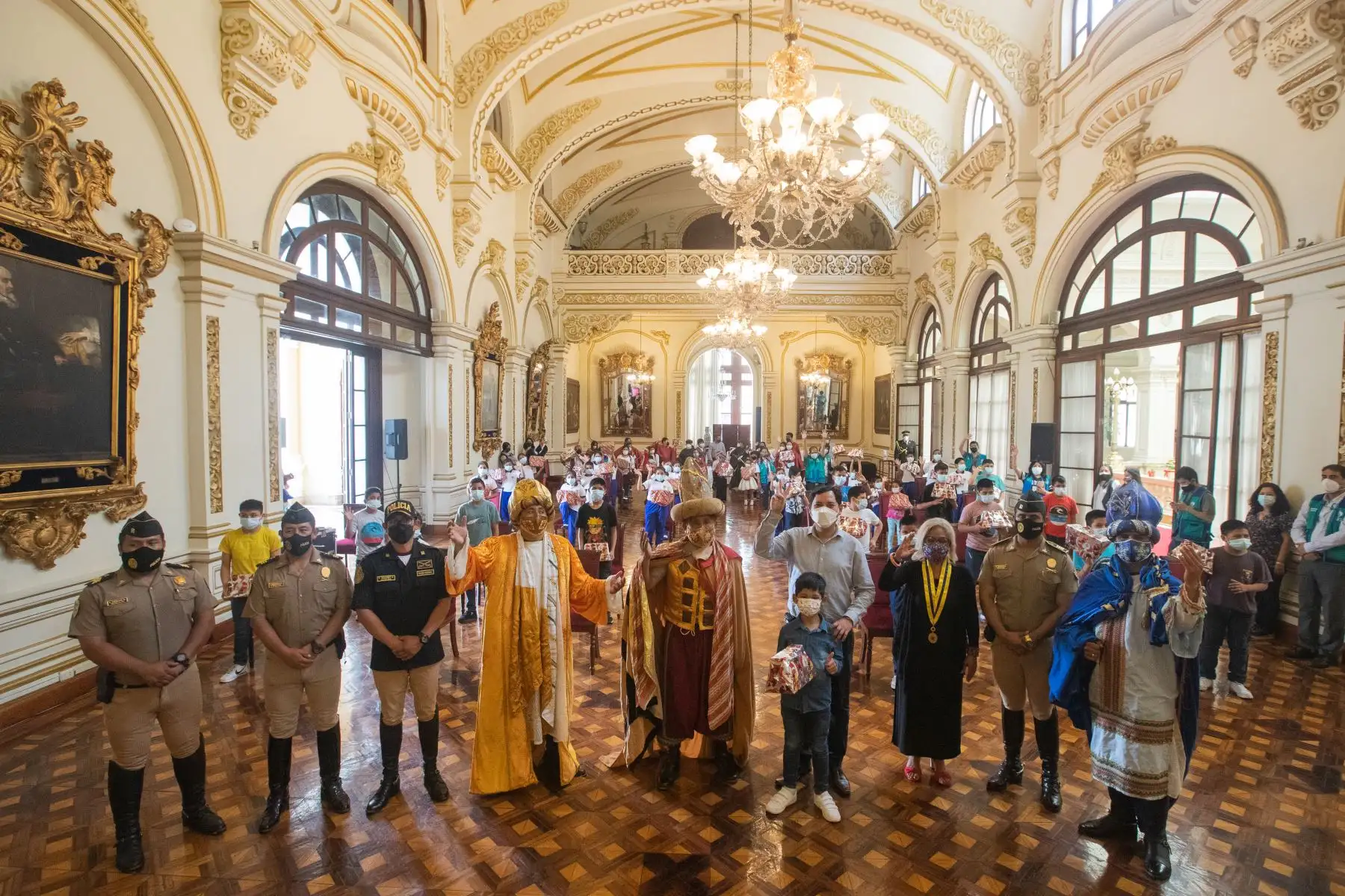 Con la presencia de niñas y niños de los albergues municipales se realizó la tradicional visita de los Reyes Magos, Melchor, Gaspar y Baltasar, al nacimiento ubicado en el balcón principal del Palacio Municipal.Foto: ANDINA/ Carla Patiño