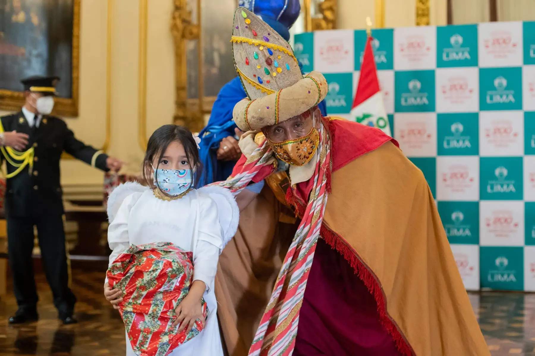 Con la presencia de niñas y niños de los albergues municipales se realizó la tradicional visita de los Reyes Magos, Melchor, Gaspar y Baltasar, al nacimiento ubicado en el balcón principal del Palacio Municipal.Foto: ANDINA/ Carla Patiño