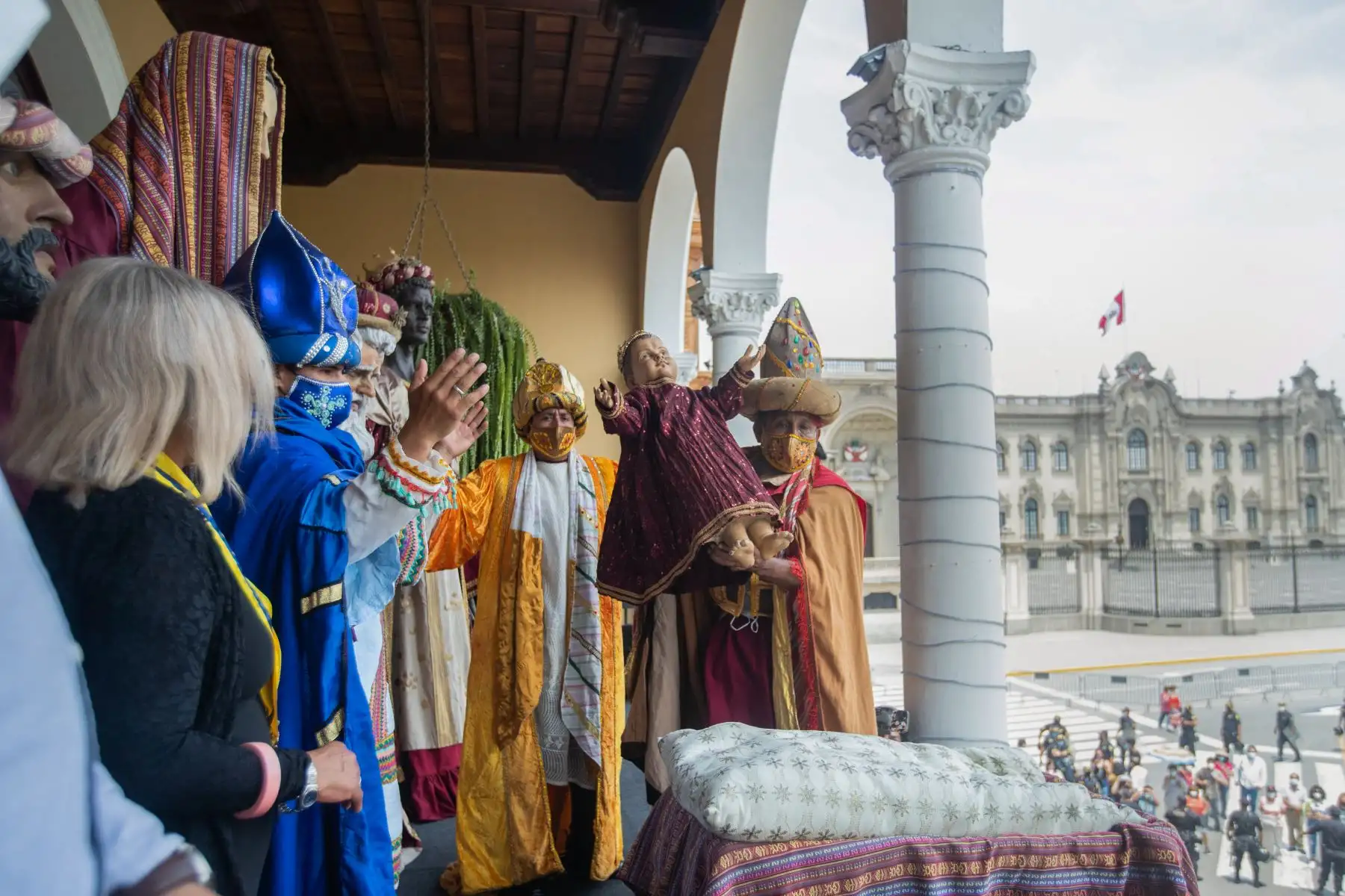 Con la presencia de niñas y niños de los albergues municipales se realizó la tradicional visita de los Reyes Magos, Melchor, Gaspar y Baltasar, al nacimiento ubicado en el balcón principal del Palacio Municipal.Foto: ANDINA/ Carla Patiño