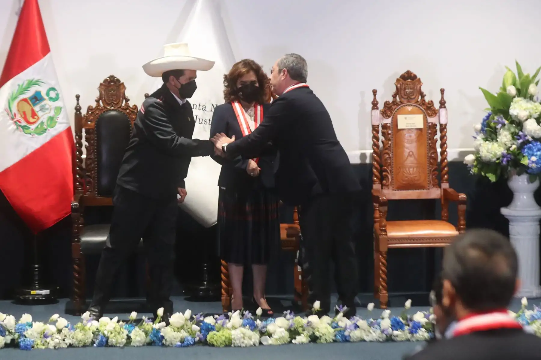 Al acto, que se realizó en la sede del colegiado, asisten el jefe del Estado, Pedro Castillo Terrones, así como las presidentas del Congreso, María del Carmen Alva, y del Poder Judicial, Elvia Barrios Alvarado, junto a titulares de organismos autónomos del país. 
Foto: ANDINA/ Carla Patiño