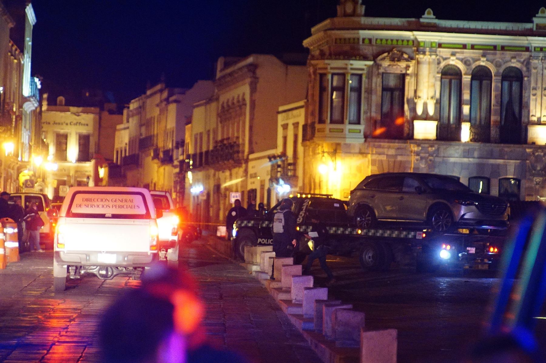 Expertos forenses llegan a la zona donde fue localizada una camioneta con cuerpos sin vida esta madrugada en el estado de Zacatecas (México). Foto: EFE/Gary Robledo