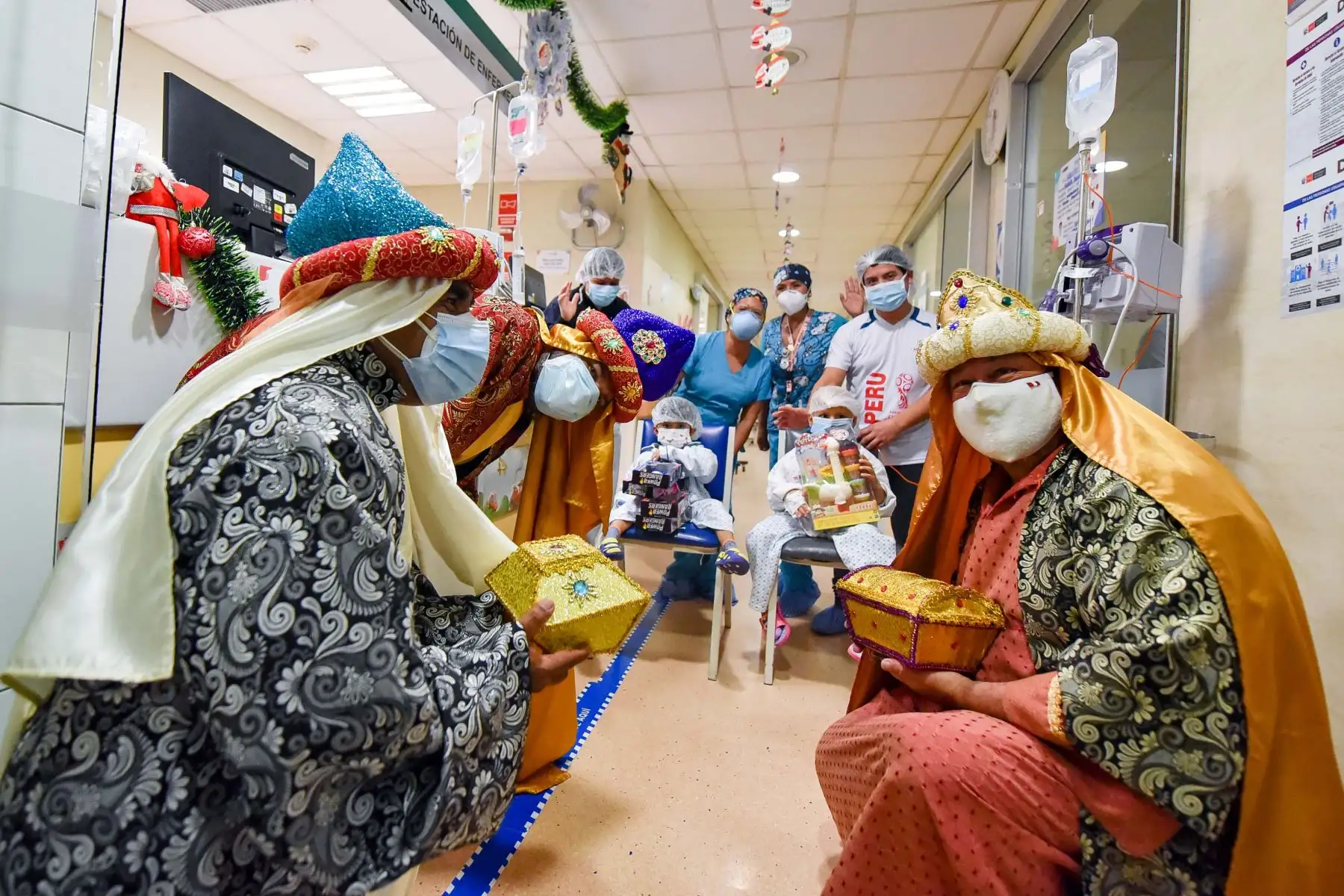 Como cierre de fiesta de Navidad, los reyes magos Melchor, Gaspar y Baltazar llegaron al Instituto Nacional de Salud del Niño San Borja para transmitir un mensaje de esperanza, amor y fortaleza a los niños hospitalizados que luchan contra una enfermedad compleja.Foto: ANDINA/ INSN