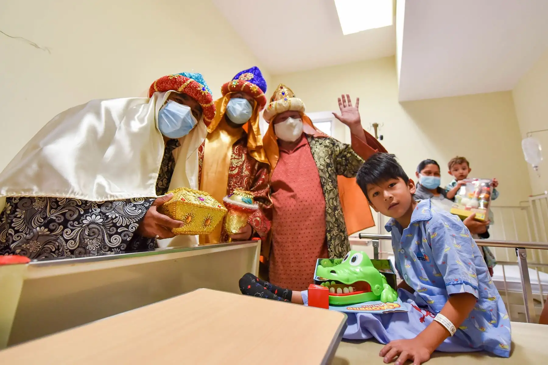 Como cierre de fiesta de Navidad, los reyes magos Melchor, Gaspar y Baltazar llegaron al Instituto Nacional de Salud del Niño San Borja para transmitir un mensaje de esperanza, amor y fortaleza a los niños hospitalizados que luchan contra una enfermedad compleja.Foto: ANDINA/ INSN