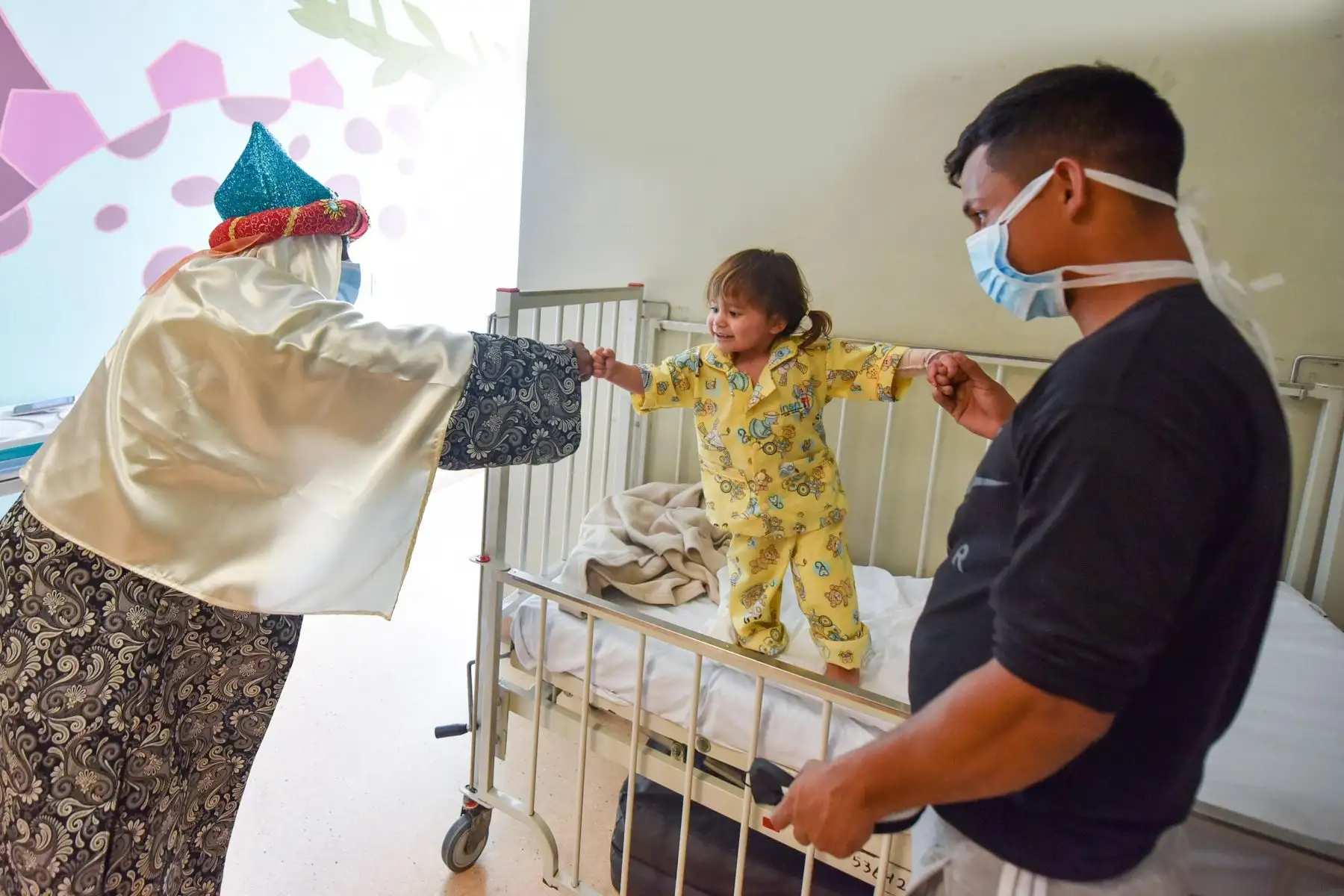 La visita de los Reyes Magos llenó de alegría e ilusión a los pequeños pacientes de los diversos ejes como Quemados, Cirugía Pediátrica, Neurocirugía, Cardiología y Cirugía Cardiovascular, y Hematología, donde entregaron regalos que alegraron los corazones de los niños. Foto: ANDINA/ INSN