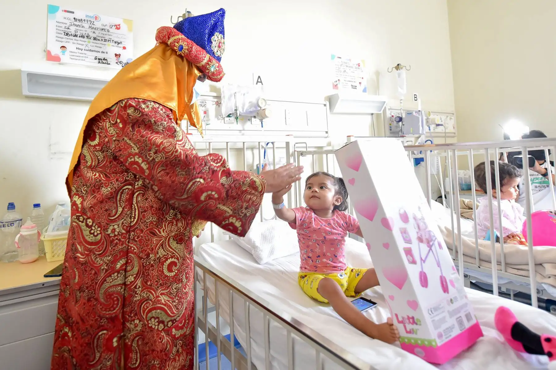 La visita de los Reyes Magos llenó de alegría e ilusión a los pequeños pacientes de los diversos ejes como Quemados, Cirugía Pediátrica, Neurocirugía, Cardiología y Cirugía Cardiovascular, y Hematología, donde entregaron regalos que alegraron los corazones de los niños. Foto: ANDINA/ INSN