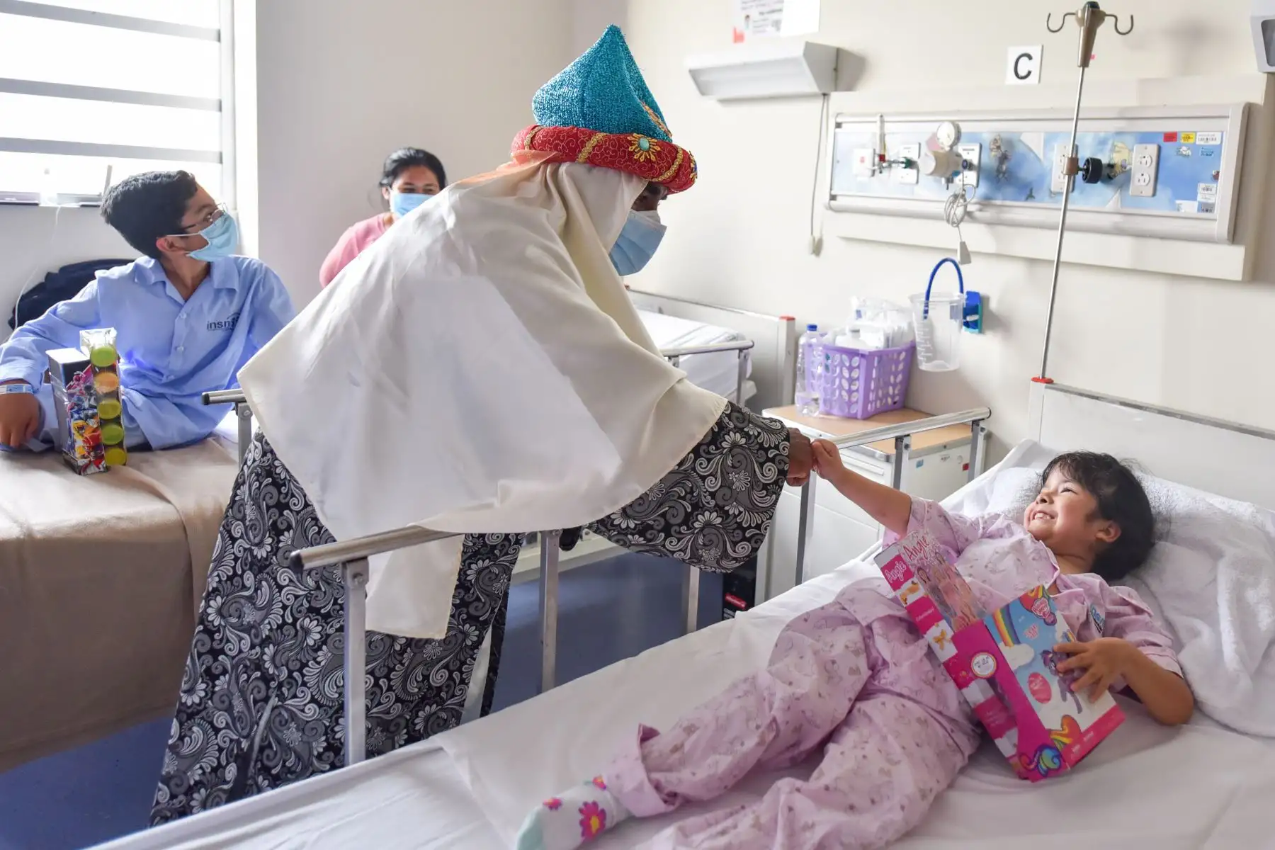La visita de los Reyes Magos llenó de alegría e ilusión a los pequeños pacientes de los diversos ejes como Quemados, Cirugía Pediátrica, Neurocirugía, Cardiología y Cirugía Cardiovascular, y Hematología, donde entregaron regalos que alegraron los corazones de los niños. Foto: ANDINA/ INSN