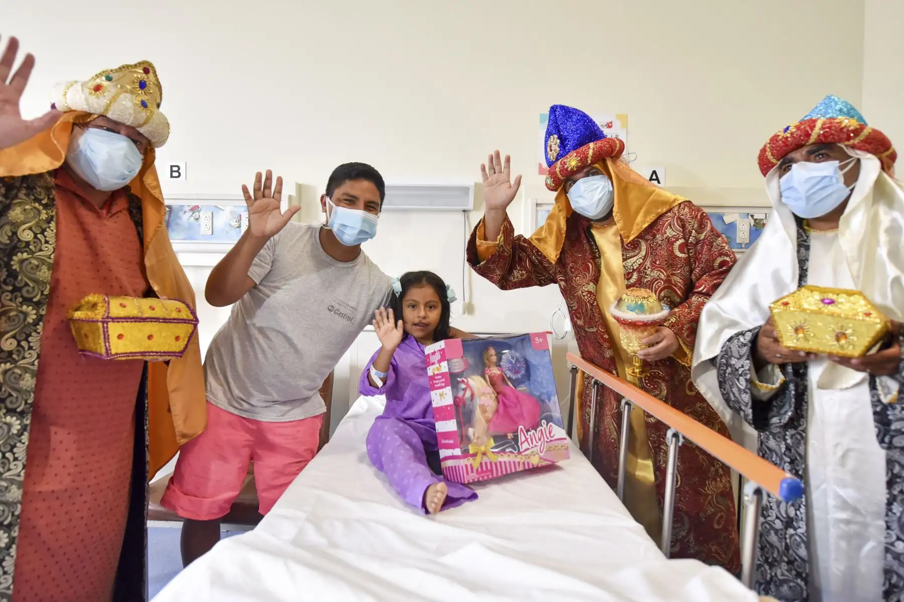 Como cierre de fiesta de Navidad, los reyes magos Melchor, Gaspar y Baltazar llegaron al Instituto Nacional de Salud del Niño San Borja para transmitir un mensaje de esperanza, amor y fortaleza a los niños hospitalizados que luchan contra una enfermedad compleja.Foto: ANDINA/ INSN