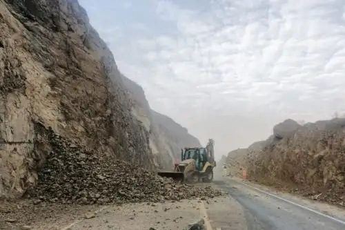 El Ministerio de Transportes y Comunicaciones, a través de Provías Nacional, atiende la emergencia vial registrada a la altura del puente Shingas, en el kilómetro 207 del tramo Desvío Cerro de Pasco-Desvío Chacayán, perteneciente a la provincia Daniel Alcides Carrión del departamento de Pasco. Foto: ANDINA/difusión.