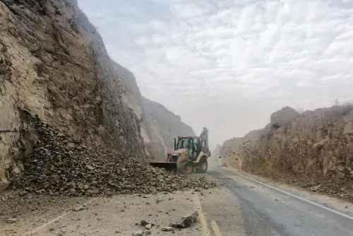 Con apoyo de maquinaria pesada, personal del programa Provías Nacional del Ministerio de Transportes y Comunicaciones (MTC) ejecuta la limpieza en el sector Yangas de la carretera Lima-Canta, donde se han registrado pequeños derrumbes de piedras y tierra a consecuencia del fuerte sismo ocurrido en Lima esta madrugada.