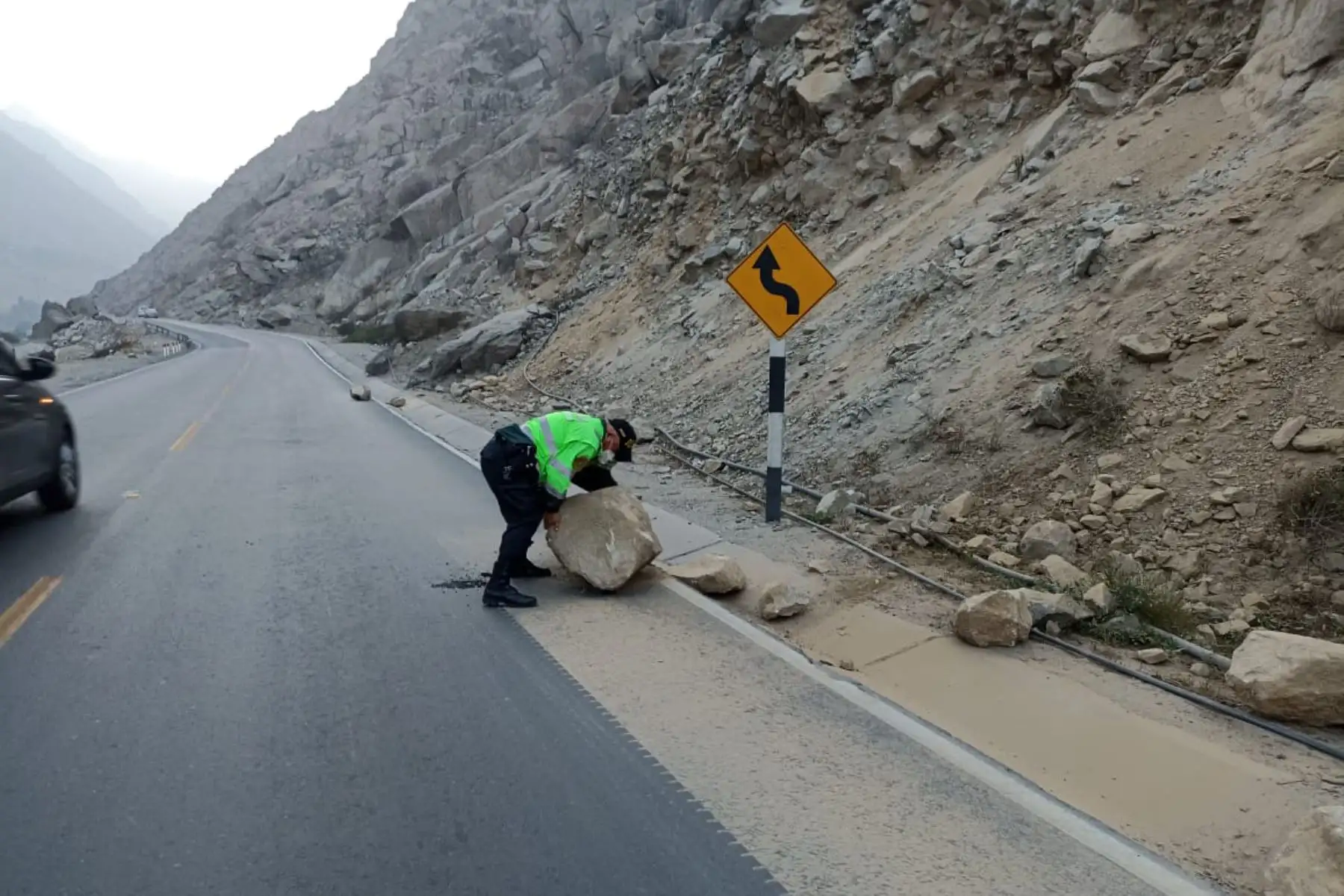 La Policía de Carreteras reportó deslizamiento de rocas en algunos sectores de la Carretera Central y la Carretera Lima-Canta. Afortunadamente, no se reportaron daños personales y el tránsito en dichas vías no se ha detenido. Foto: ANDINA/Mininter