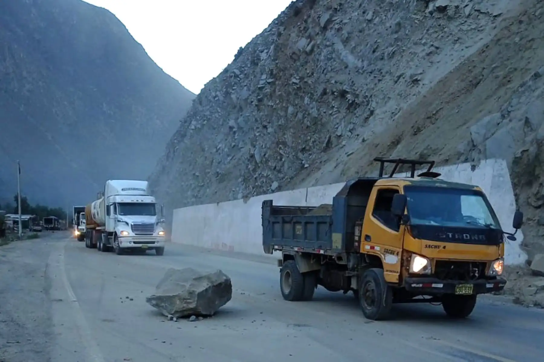 La Policía de Carreteras reportó deslizamiento de rocas en algunos sectores de la Carretera Central y la Carretera Lima-Canta. Afortunadamente, no se reportaron daños personales y el tránsito en dichas vías no se ha detenido. Foto: ANDINA/Mininter