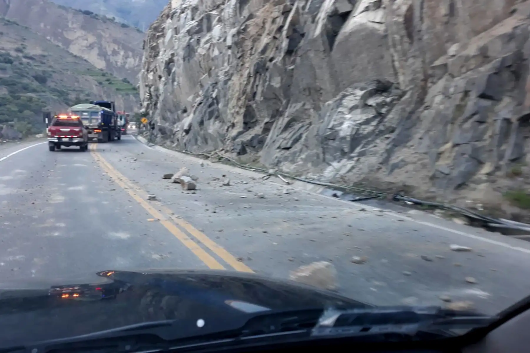 La Policía de Carreteras reportó deslizamiento de rocas en algunos sectores de la Carretera Central y la Carretera Lima-Canta. Afortunadamente, no se reportaron daños personales y el tránsito en dichas vías no se ha detenido. Foto: ANDINA/Mininter
