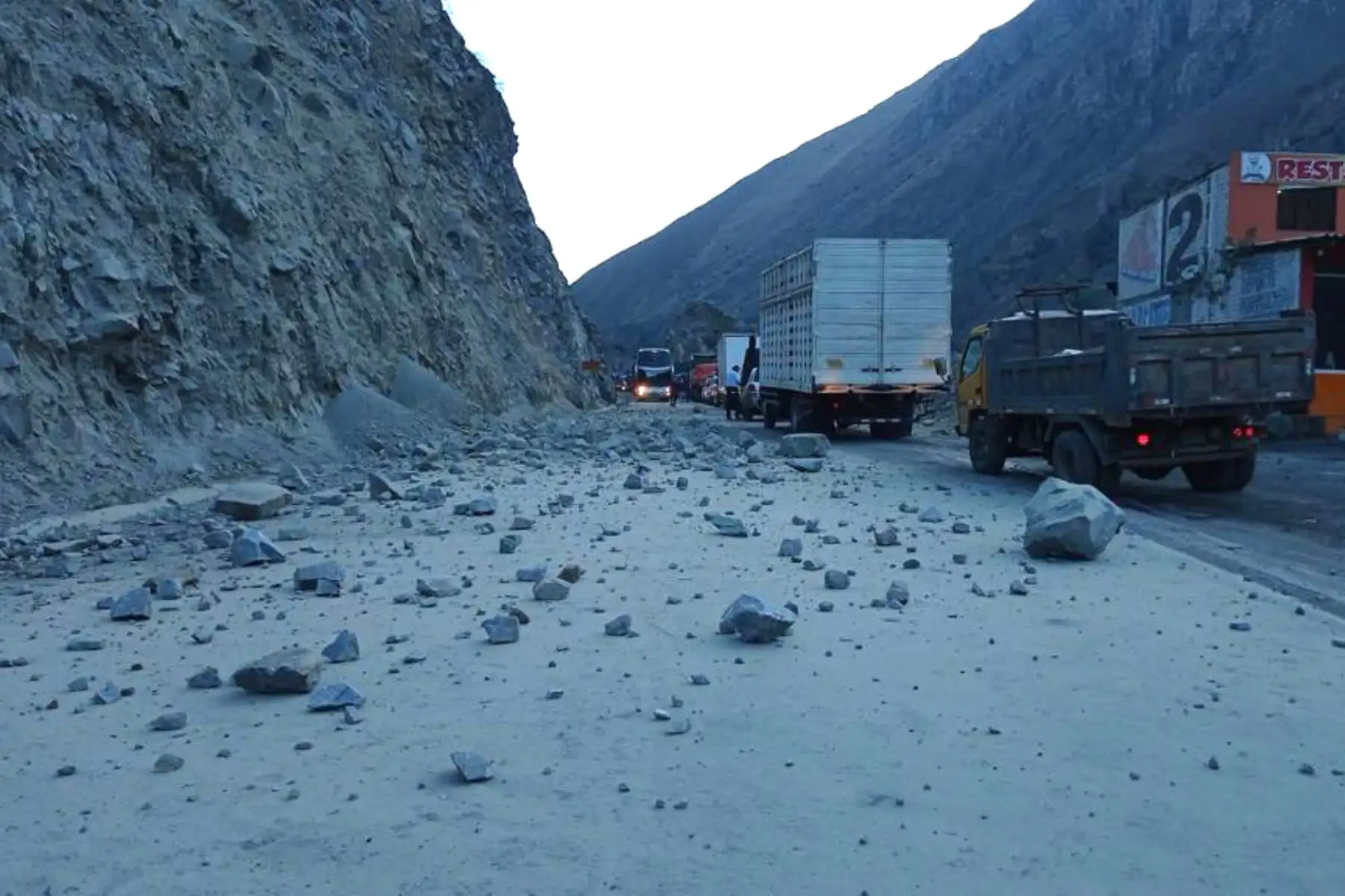 La Policía de Carreteras reportó deslizamiento de rocas en algunos sectores de la Carretera Central y la Carretera Lima-Canta. Afortunadamente, no se reportaron daños personales y el tránsito en dichas vías no se ha detenido. Foto: ANDINA/Mininter