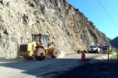 Personal de la concesionaria Deviandes, con apoyo de maquinaria pesada y del Ministerio de Transportes y Comunicaciones (MTC) están limpiando varios tramos de la Carretera Central afectados por pequeños derrumbes de piedras y tierra como consecuencia del fuerte sismo ocurrido esta mañana en Lima. Sin embargo, el tránsito no se ha interrumpido.