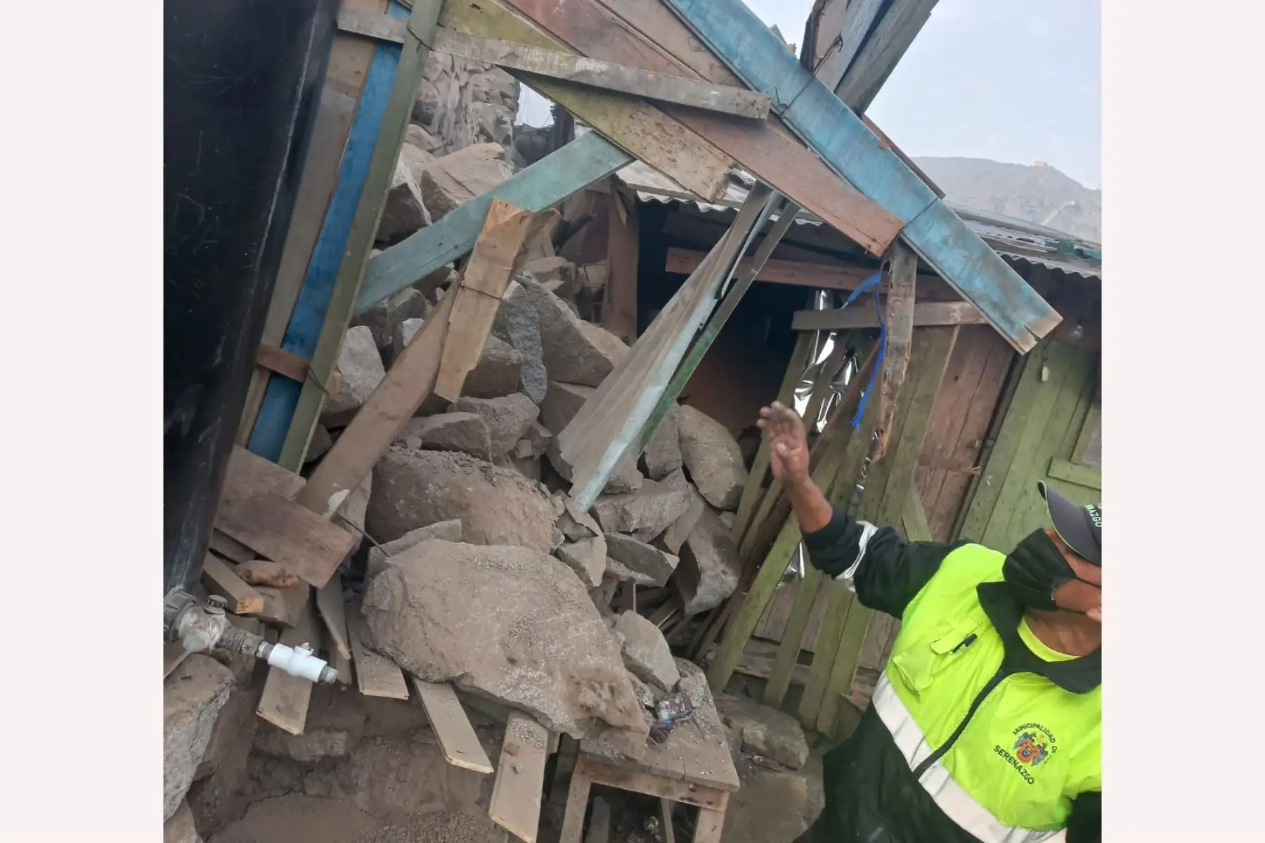 Agentes de la Policía Nacional, acudieron al cerro 7 de octubre, en El Agustino, para apoyar en las labores de remoción de rocas que cayeron en predios y vías tras el sismo de esta madrugada. Afortunadamente no se reportaron daños personales. Foto: ANDINA/ Mininter