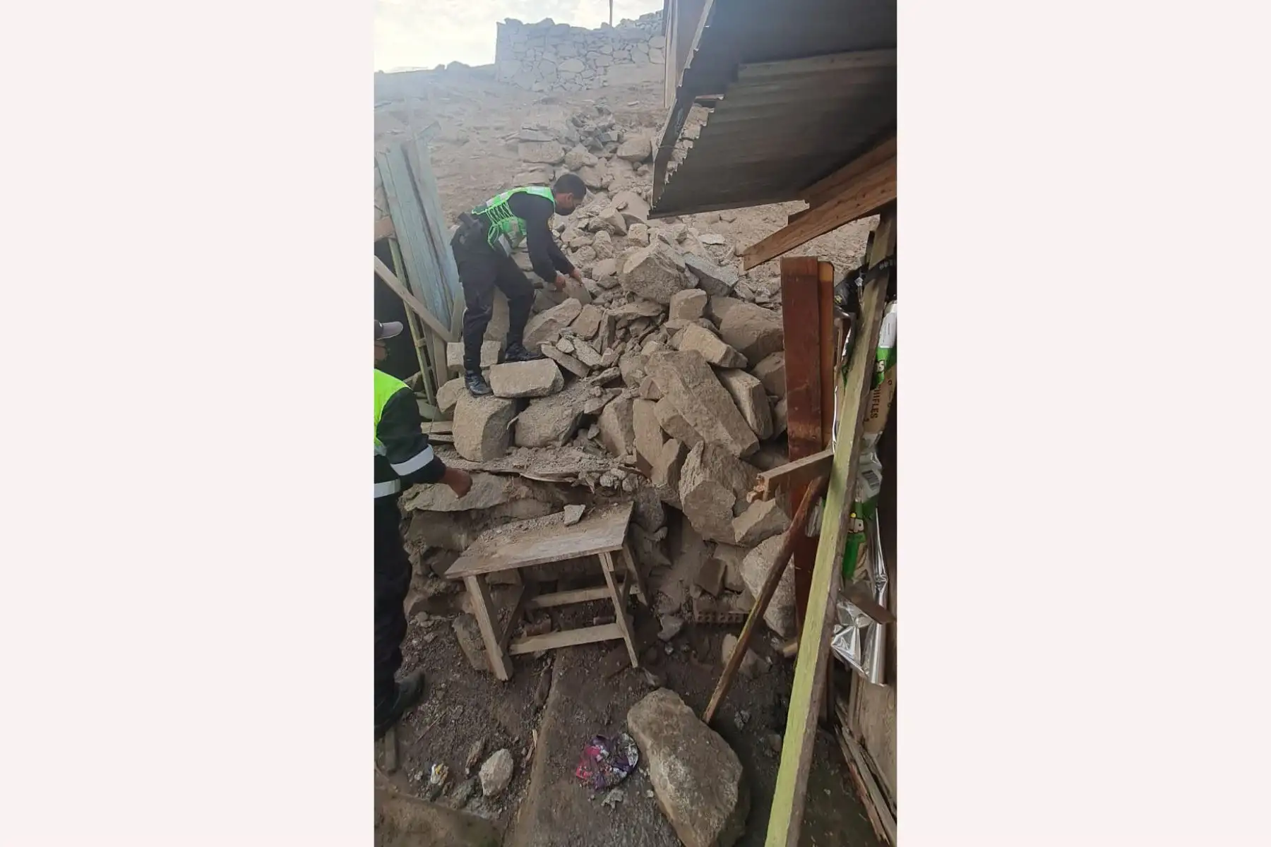 Agentes de la Policía Nacional, acudieron al cerro 7 de octubre, en El Agustino, para apoyar en las labores de remoción de rocas que cayeron en predios y vías tras el sismo de esta madrugada. Afortunadamente no se reportaron daños personales. Foto: ANDINA/ Mininter