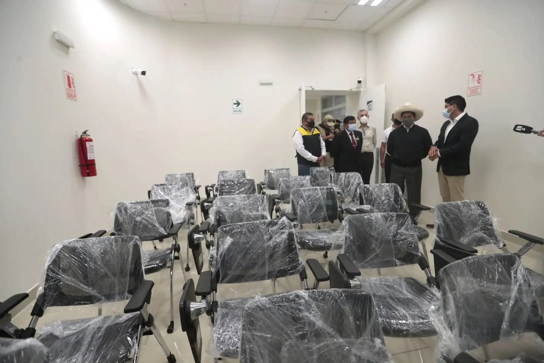 El presidente Castillo inspecciona el Módulo Atención al Ciudadano -MAC Moquegua, en el marco de su visita a esa región del sur del país. Foto: ANDINA/ Prensa Presidencia