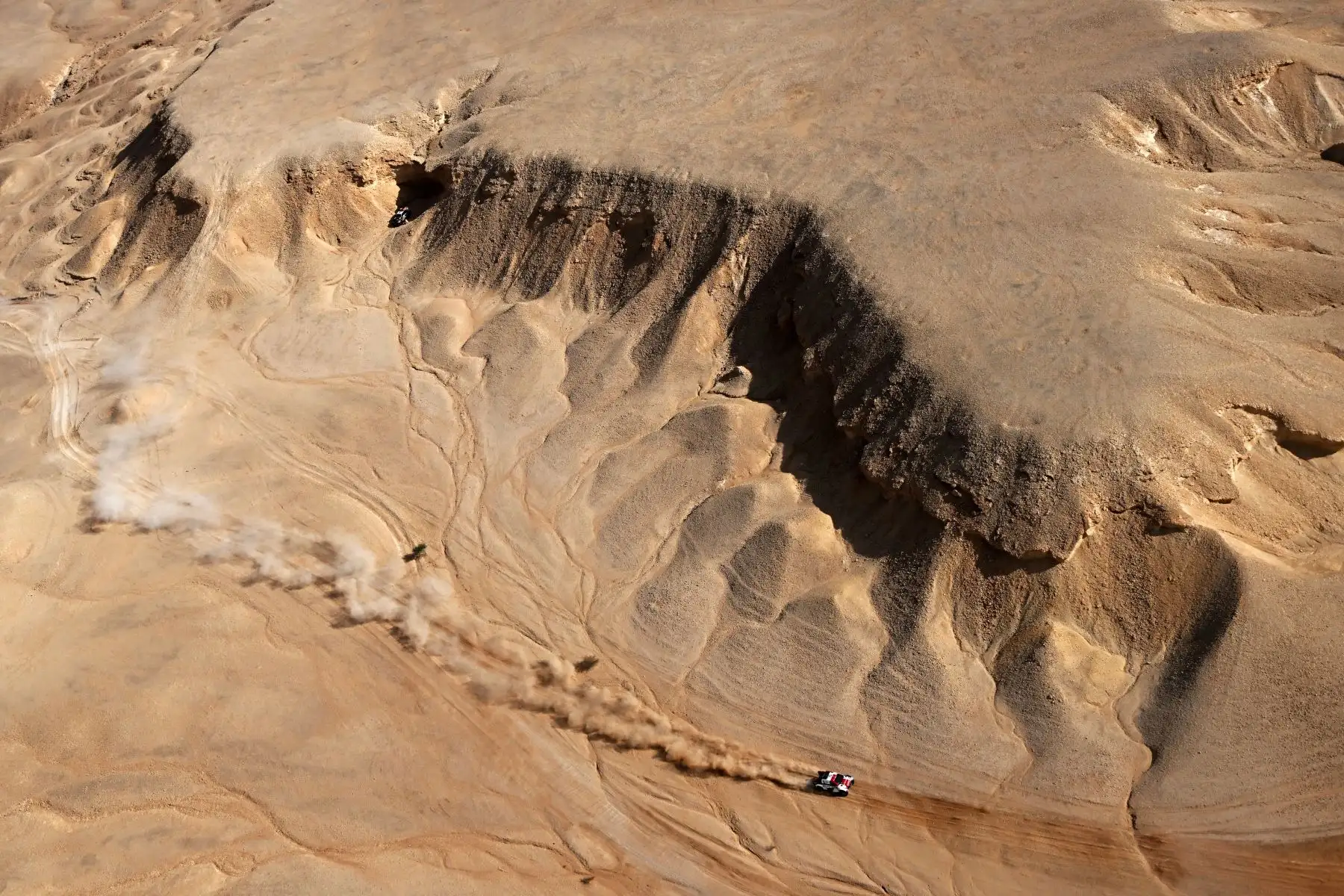 El piloto sudafricano de Toyota Henk Lategan y su copiloto Brett Cummings de Sudáfrica compiten durante la etapa 6 del Dakar 2021 cerca de la capital saudí, Riad. Foto: AFP