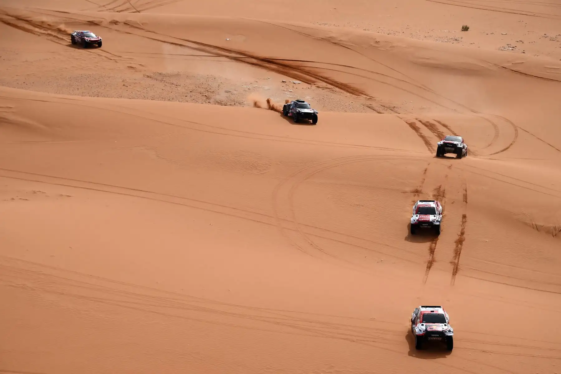 Ell piloto de FToyota Nasser Al-Attiyah de Qatar y su copiloto Mathieu Baumel de Francia, compiten durante la Etapa 6 del Dakar 2021 cerca de la capital saudí, Riad. Foto: AFP